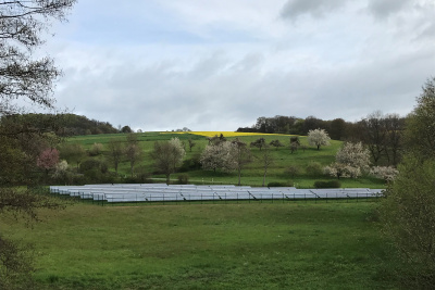 Das Bild zeigt das Solarthermie-Kollektorenfeld eingebettet in die Streuobstwiesen von Bergheim in der Wetterau.