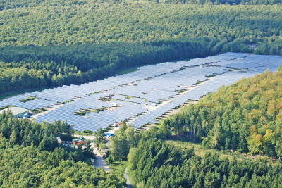 Luftansicht des Solarparks Waldsolms-Weipersfelden inmitten eines großen Waldes.