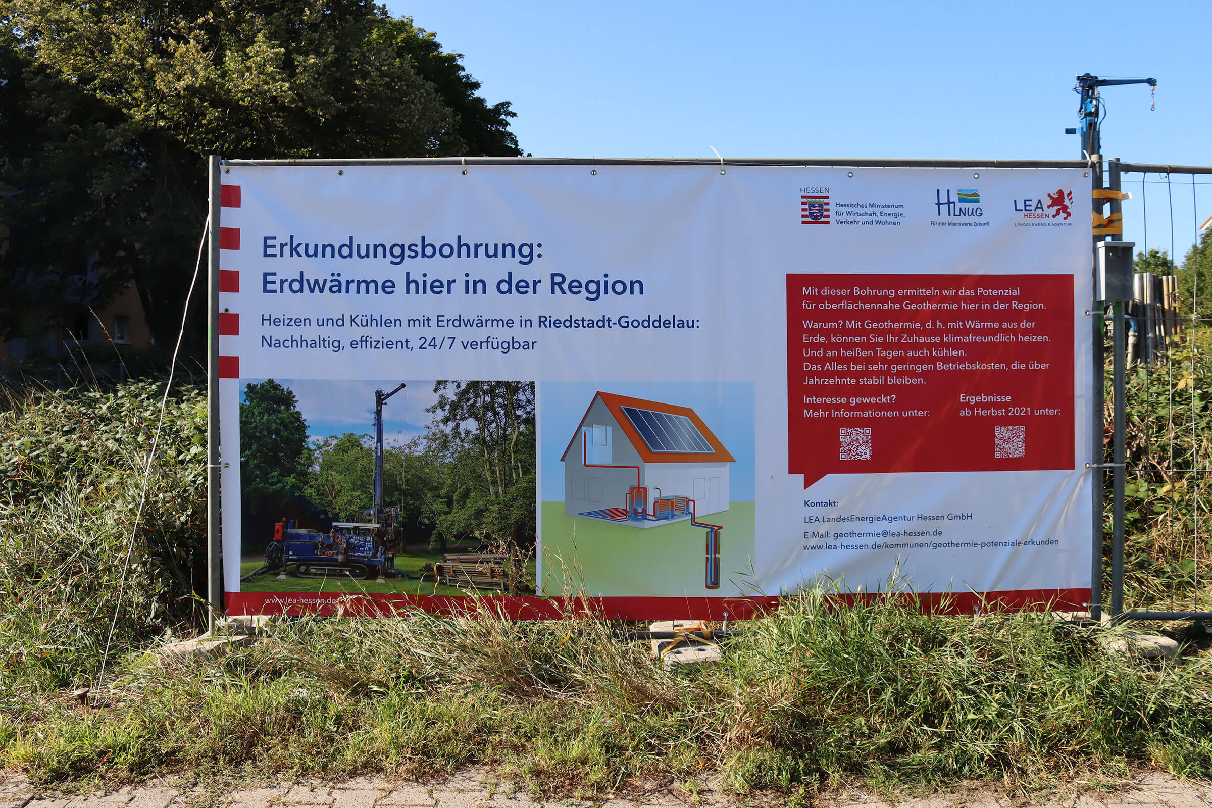 Geothermie: Probebohrung Riedstadt 24.09.2021, Plakat Erdwärme-Erkundungsbohrung am Zaun.