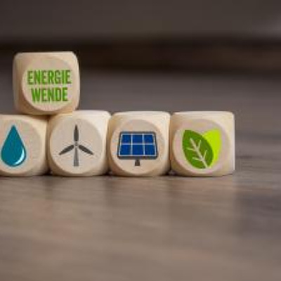 Vier Holzwürfel mit Symbolen erneuerbarer Energien und ein Würfel mit der Aufschrift: Energiewende.