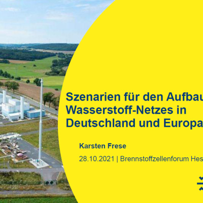 Brennstoffzellenforum 2021: Cover des Vortrags von Karsten Frese/OGE: Szenarien für den Aufbau eines Wasserstoff-Netzes in Deutschland und Europa. Gelber Hintergrund mit dem Luftbild einer Industrieanlage mit umgebender Natur.
