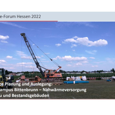 Geothermie-Forum 2022: Dr. Markus Kübert: Best-practice Planung und Auslegung: Bsp. Schulcampus Bittenbrunn – Nahwämreversorgung von Neubau und Bestandsgebäuden (tewag) Cover der Präsentation von Dr. Markus Kübert, Text: "Best-practice Planung und Auslegung: Bsp. Schulcampus Bittenbrunn – Nahwämreversorgung von Neubau und Bestandsgebäuden". Im Hintergrund eine Baustelle mit Kran.