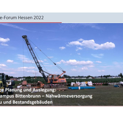 Cover der Präsentation von Dr. Markus Kübert, Text: "Best-practice Planung und Auslegung: Bsp. Schulcampus Bittenbrunn – Nahwämreversorgung von Neubau und Bestandsgebäuden". Im Hintergrund eine Baustelle mit Kran.