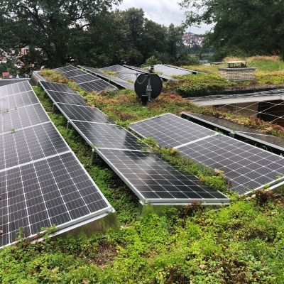 Das Bild zeigt die flachaufliegende PV-Anlage auf dem Dach des Hauses Helwig