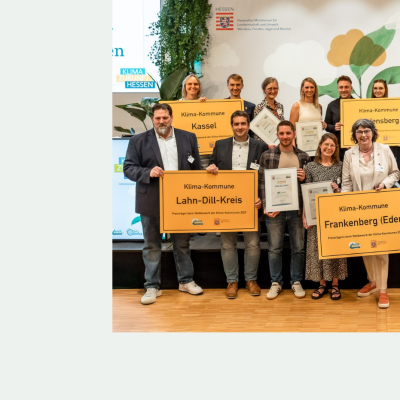Gruppenfoto, Personen mit Urkunden und Ortsschildern