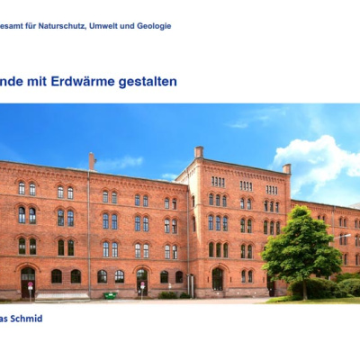 Geothermie-Forum 2022: Prof. Dr. Thomas Schmid: Wärmewende mit Erdwärme gestalten (HLNUG) Cover der Präsentation von Prof. Dr. Thomas Schmid, Text: "Wärmewende mit Erdwärme gestalten", Hintergrundbild Sandsteingebäude.