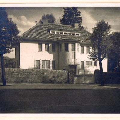 Ein historisches Foto der Straßenseite der Villa Kirchhoff.