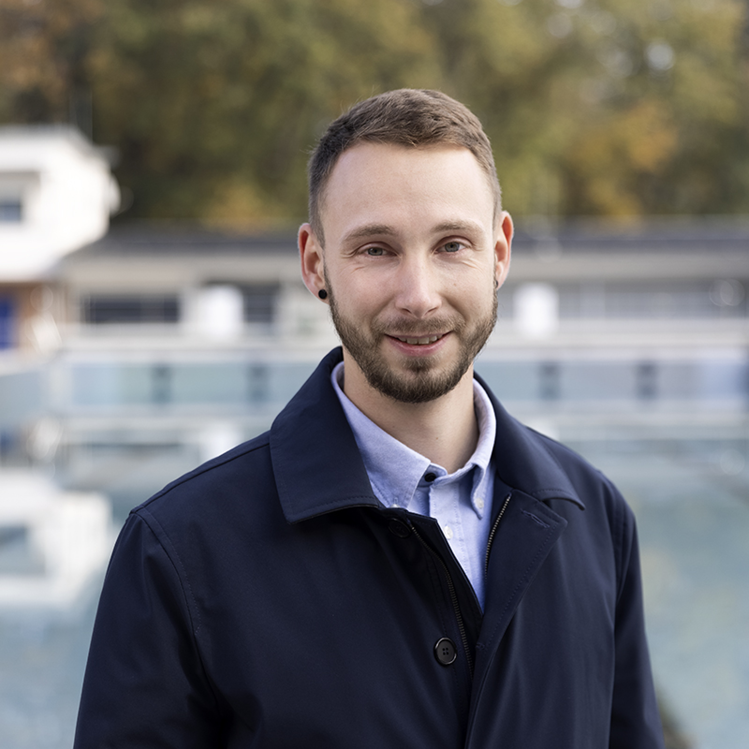 Porträt von Friedrich Horn, Klimaschutzmanager der Stadt Kronberg, im Freien vor einem Gebäude.