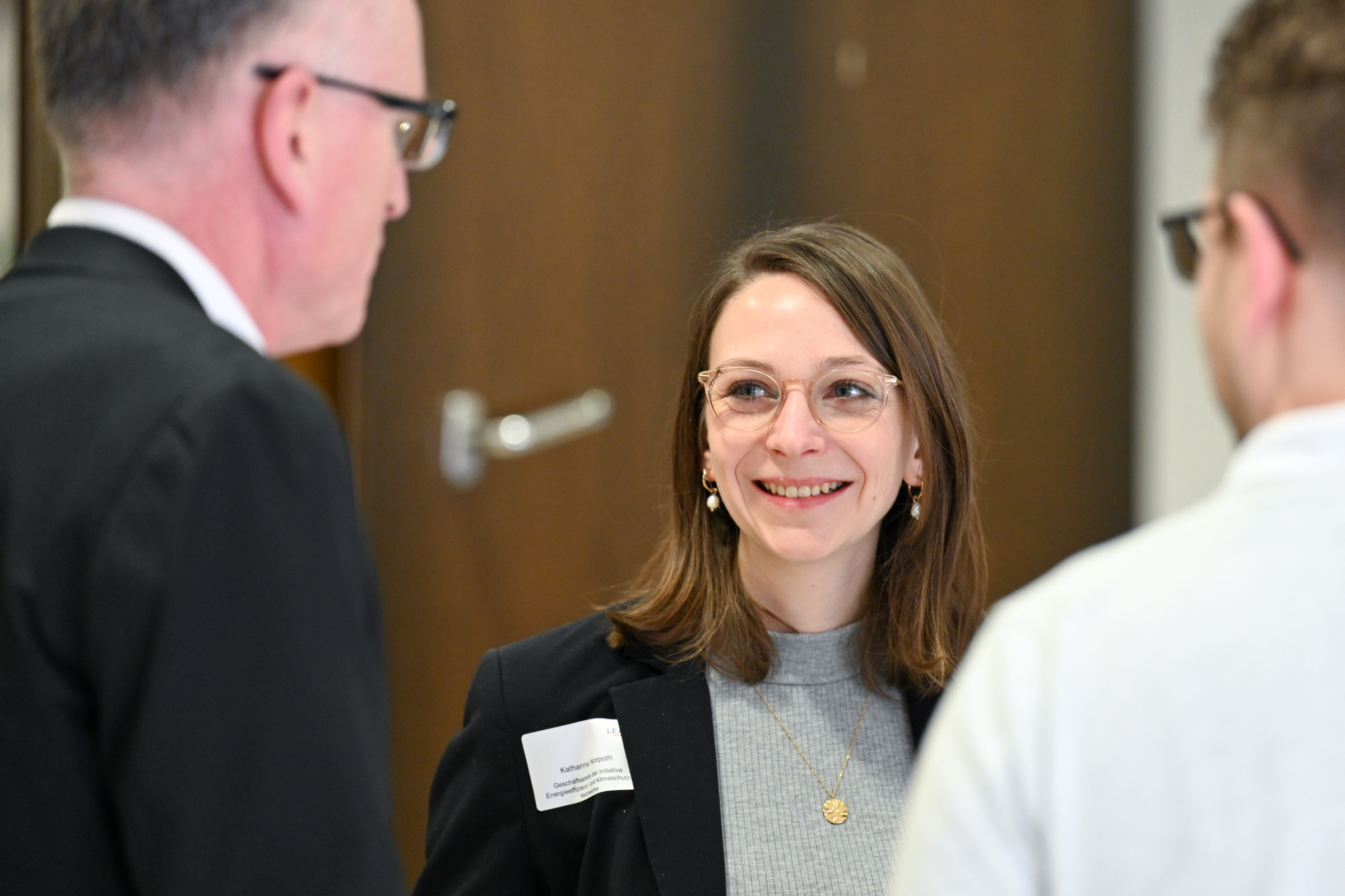 Regionaltreffen IEEKN 2023: Zwei Männer und eine Frau unterhalten sich.