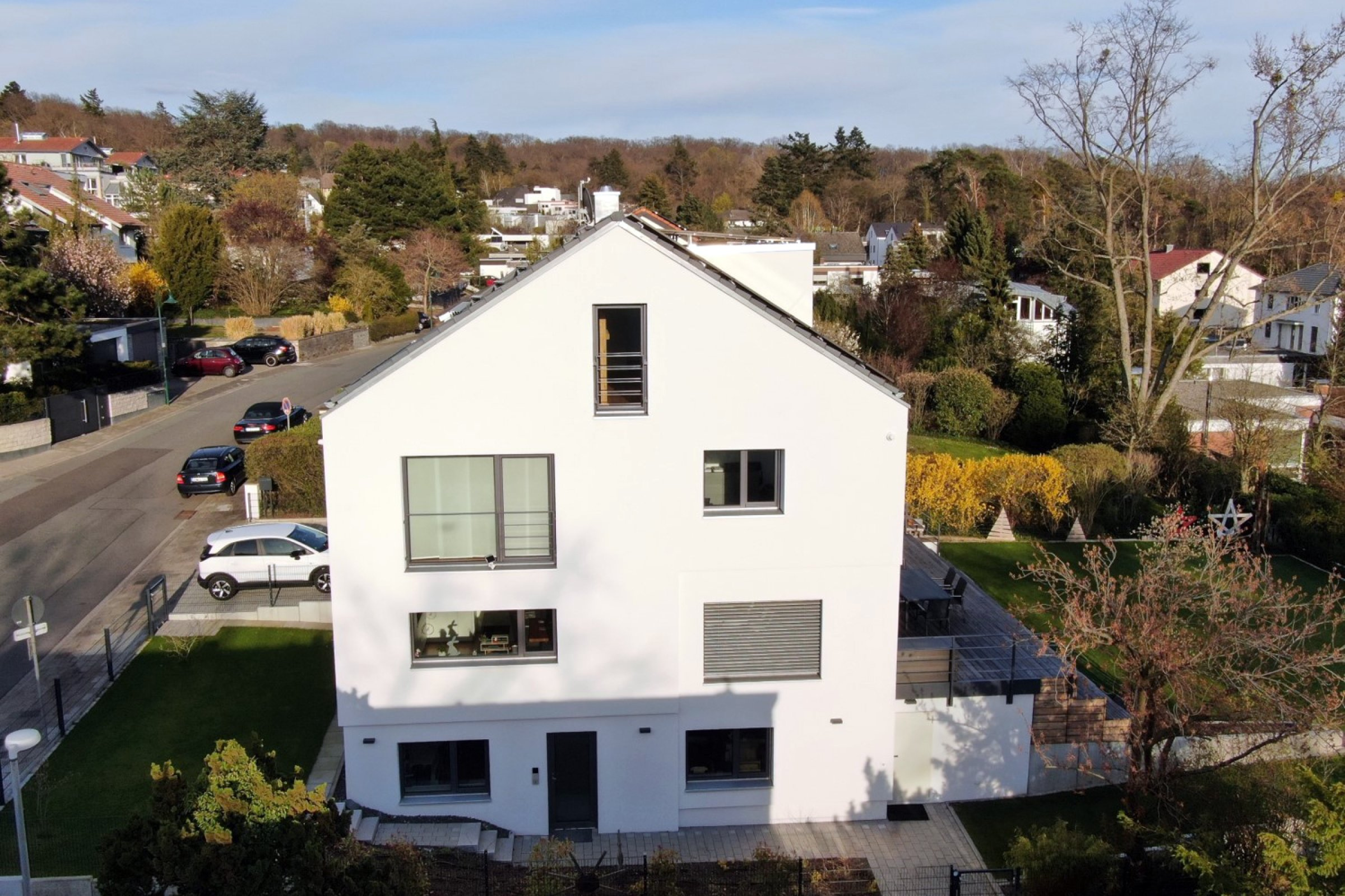 Seitenansicht des energetisch modernisierten Einfamilienhauses der Familie Bednarek.