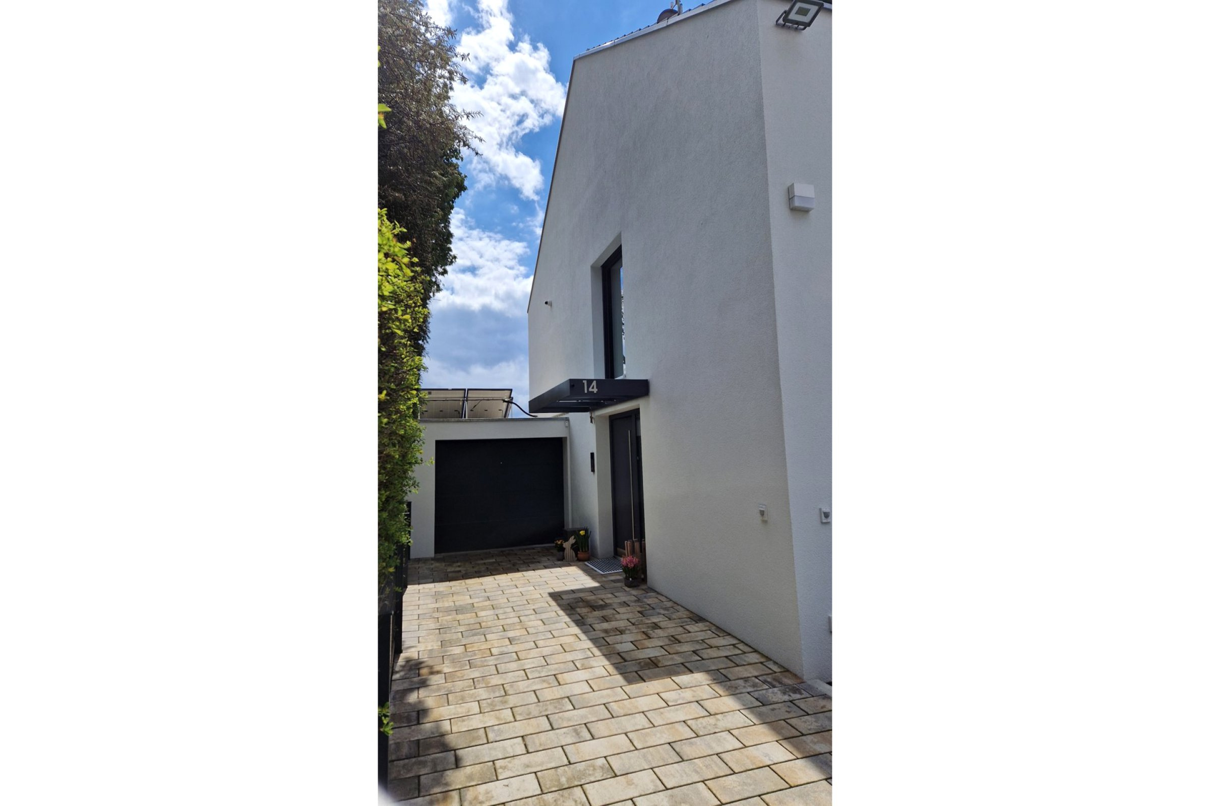 Seitenansicht des energetisch modernisierten Einfamilienhauses der Familie Bednarek.