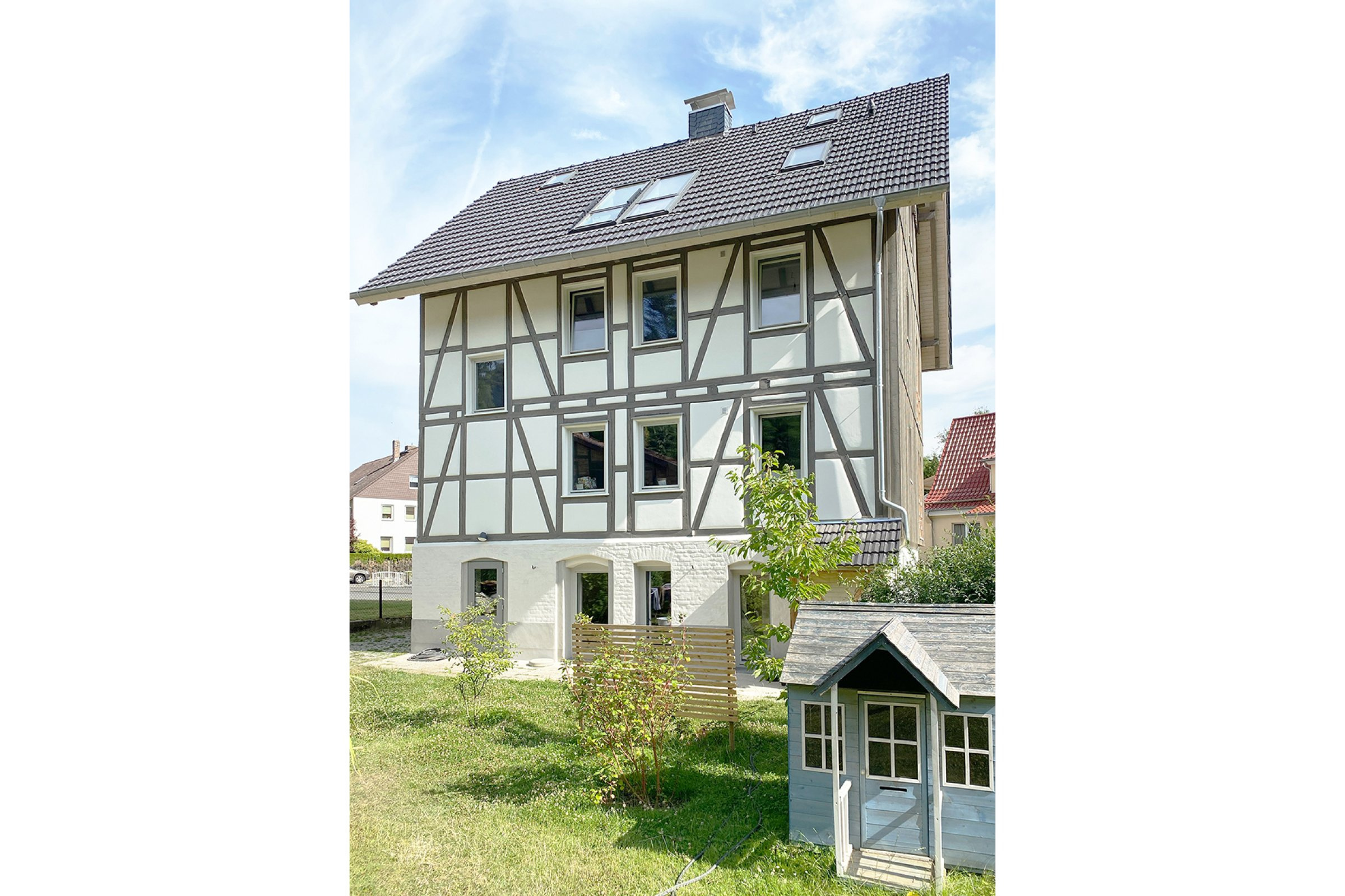 Rückansicht des denkmalgeschützten KfW-Effizienzhaus der Familie Gallego-Raupach.