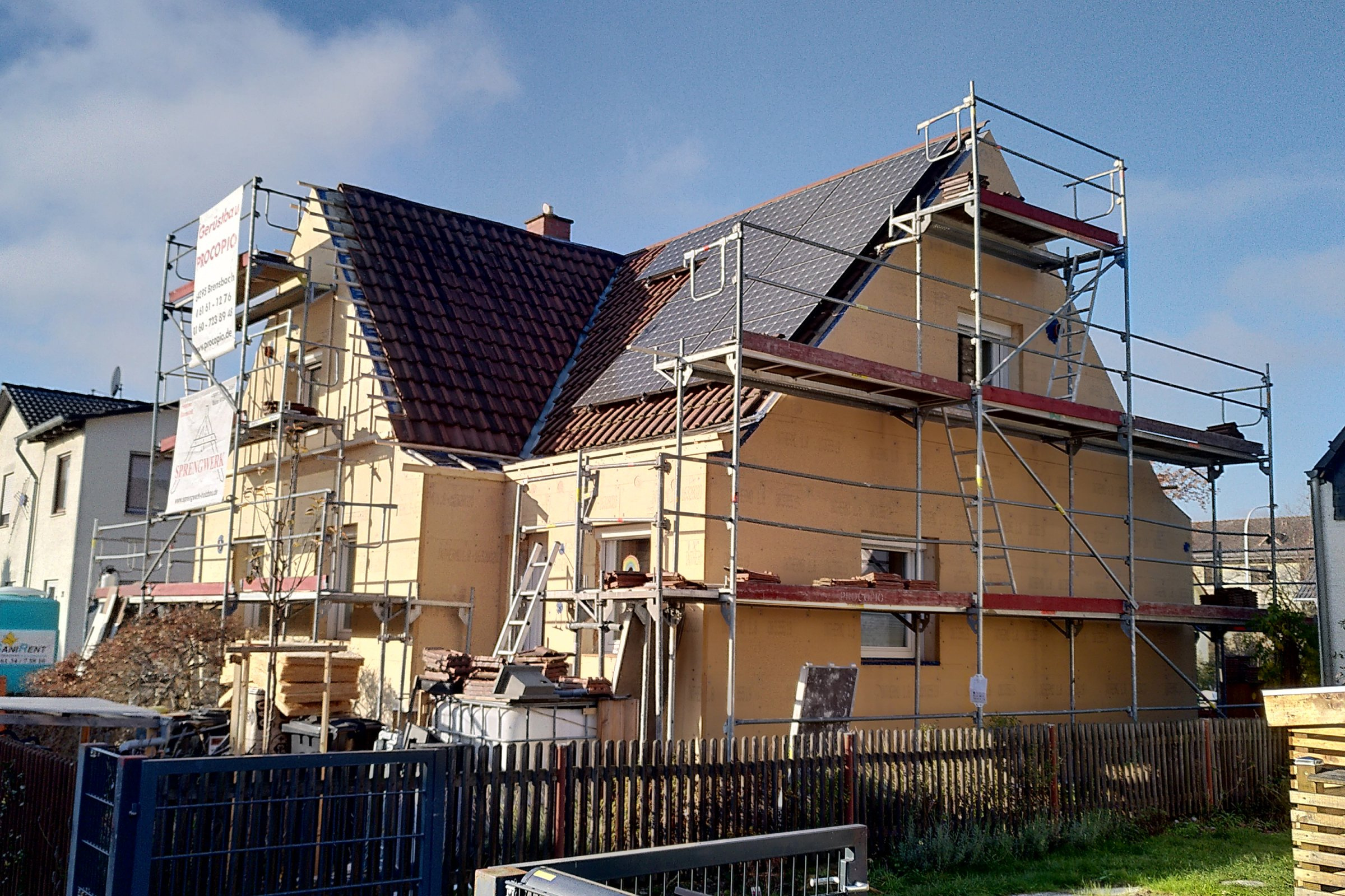 Bild der Außenarbeiten am energetisch modernisierten Einfamilienhaus der Familie Voos.