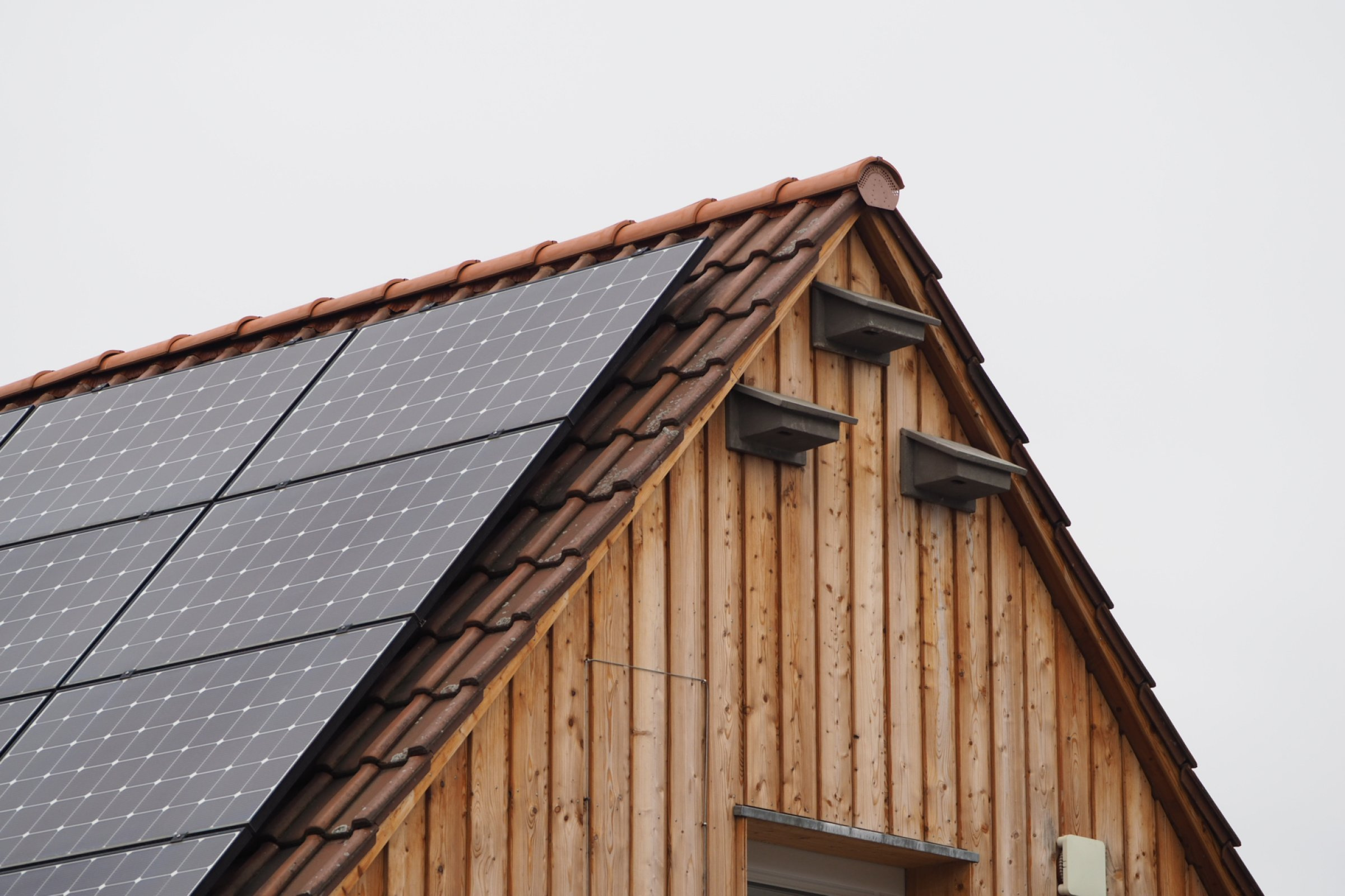 Gaubenansicht des energetisch modernisierten Einfamilienhauses der Familie Voos.