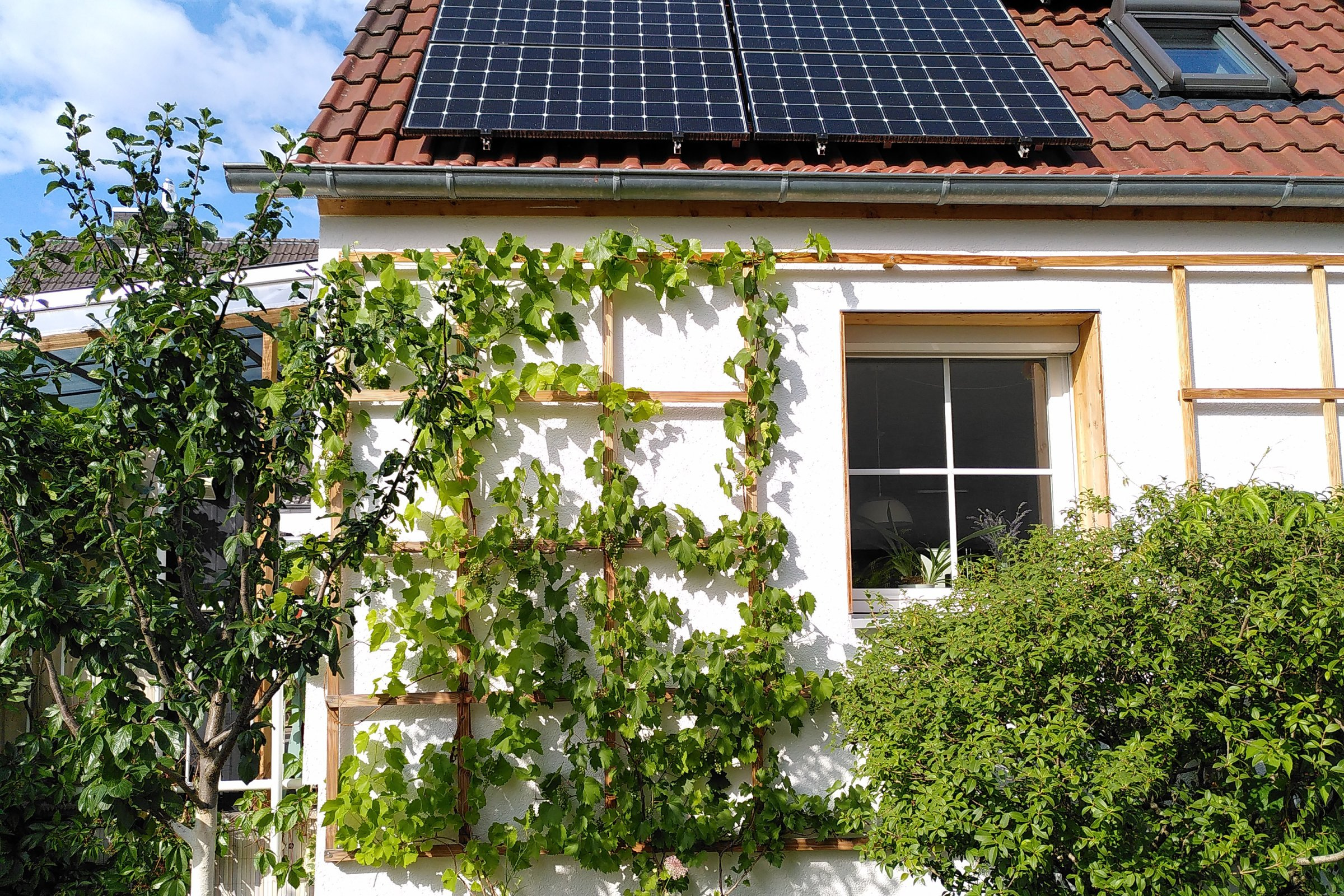 Fronansicht des energetisch modernisierten Einfamilienhauses der Familie Voos.