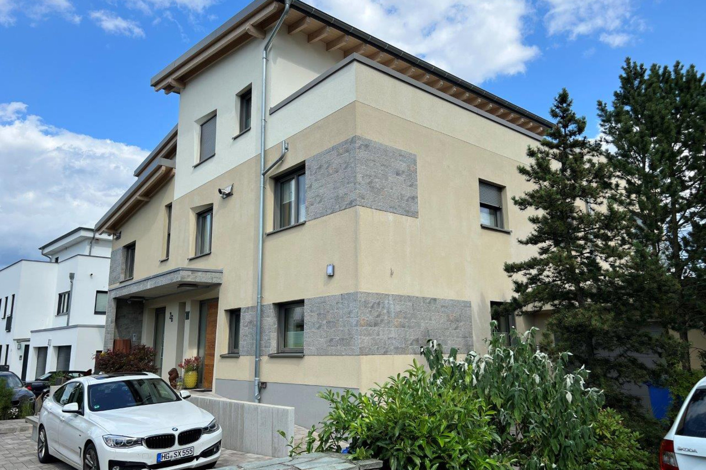 Seitenansicht des energetisch modernisierten Mehrfamilienhauses in WEG-Besitz der Familie Schinnenburg.