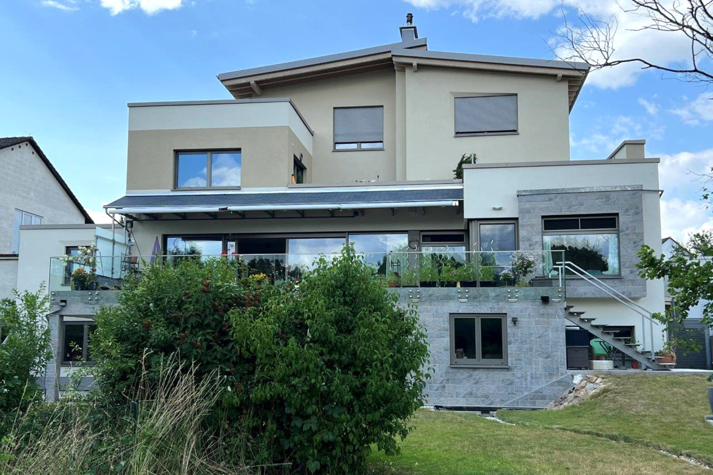 Rückansicht des energetisch modernisierten Mehrfamilienhauses in WEG-Besitz der Familie Schinnenburg.