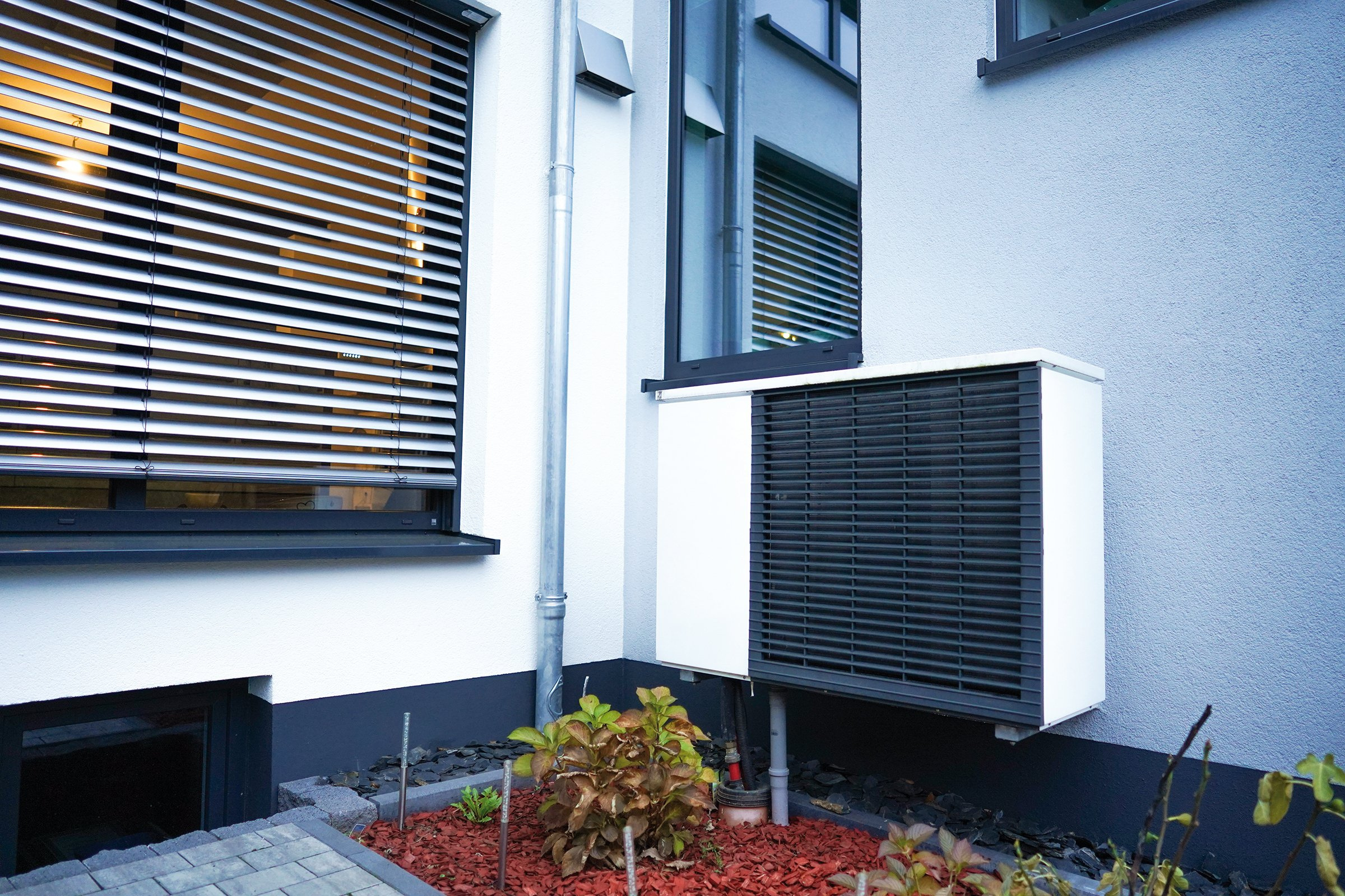 Seitenansicht des energetisch modernisierten Einfamilienhauses der Familie Reichel.