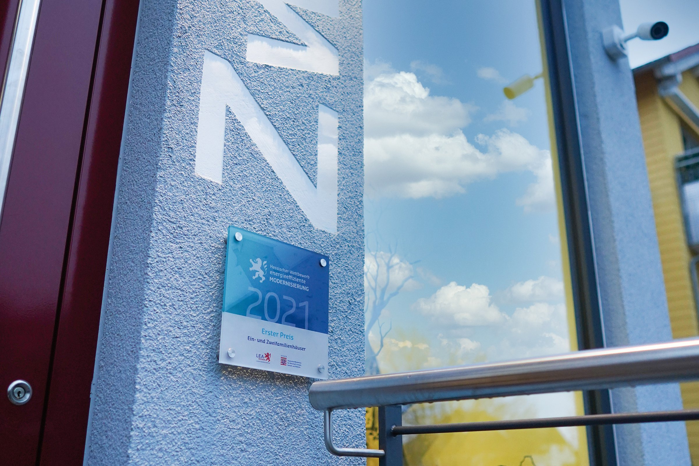 Haustüransicht des energetisch modernisierten Einfamilienhauses der Familie Reichel.