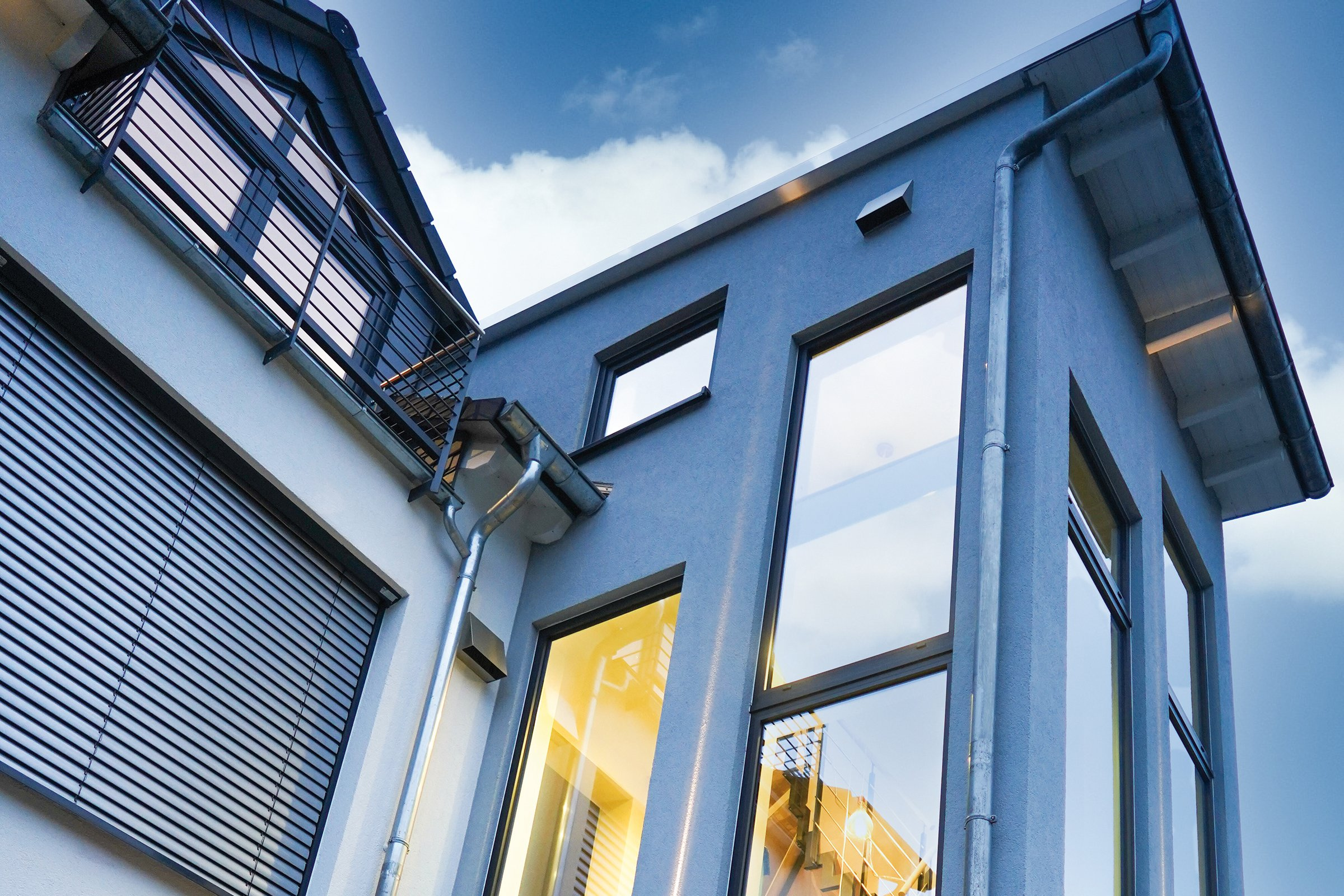 Seitenansicht des energetisch modernisierten Einfamilienhauses der Familie Reichel.