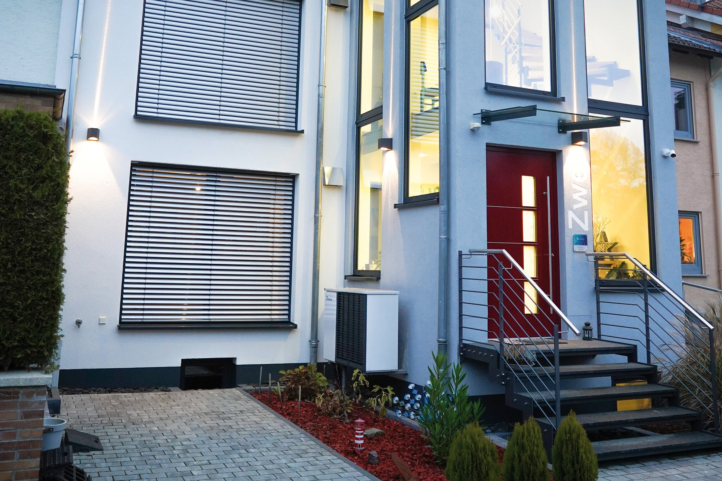 Frontansicht des energetisch modernisierten Einfamilienhauses der Familie Reichel.