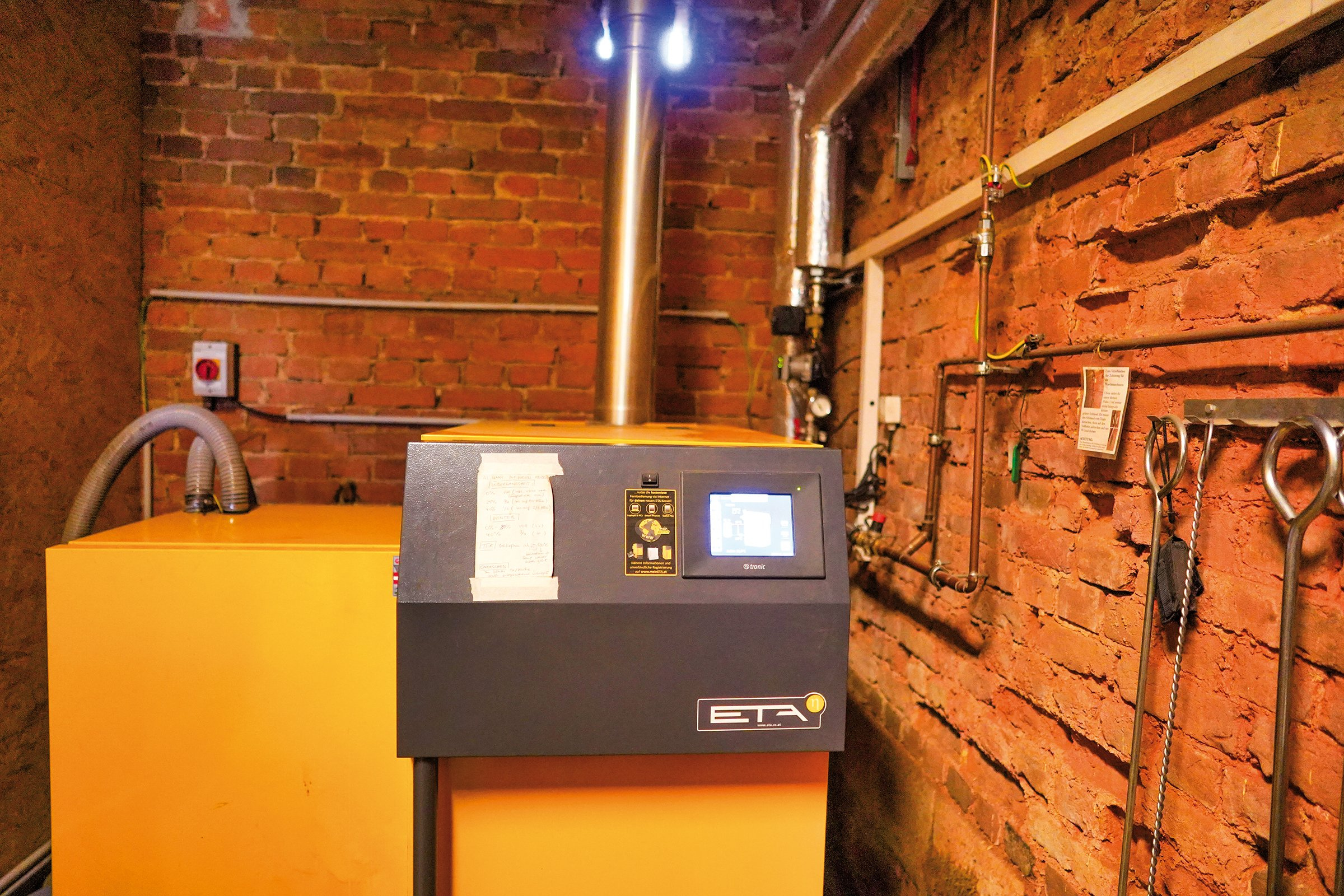 Heizungskeller des energieeffizienten Bauernhofs des Lossehof e.V.