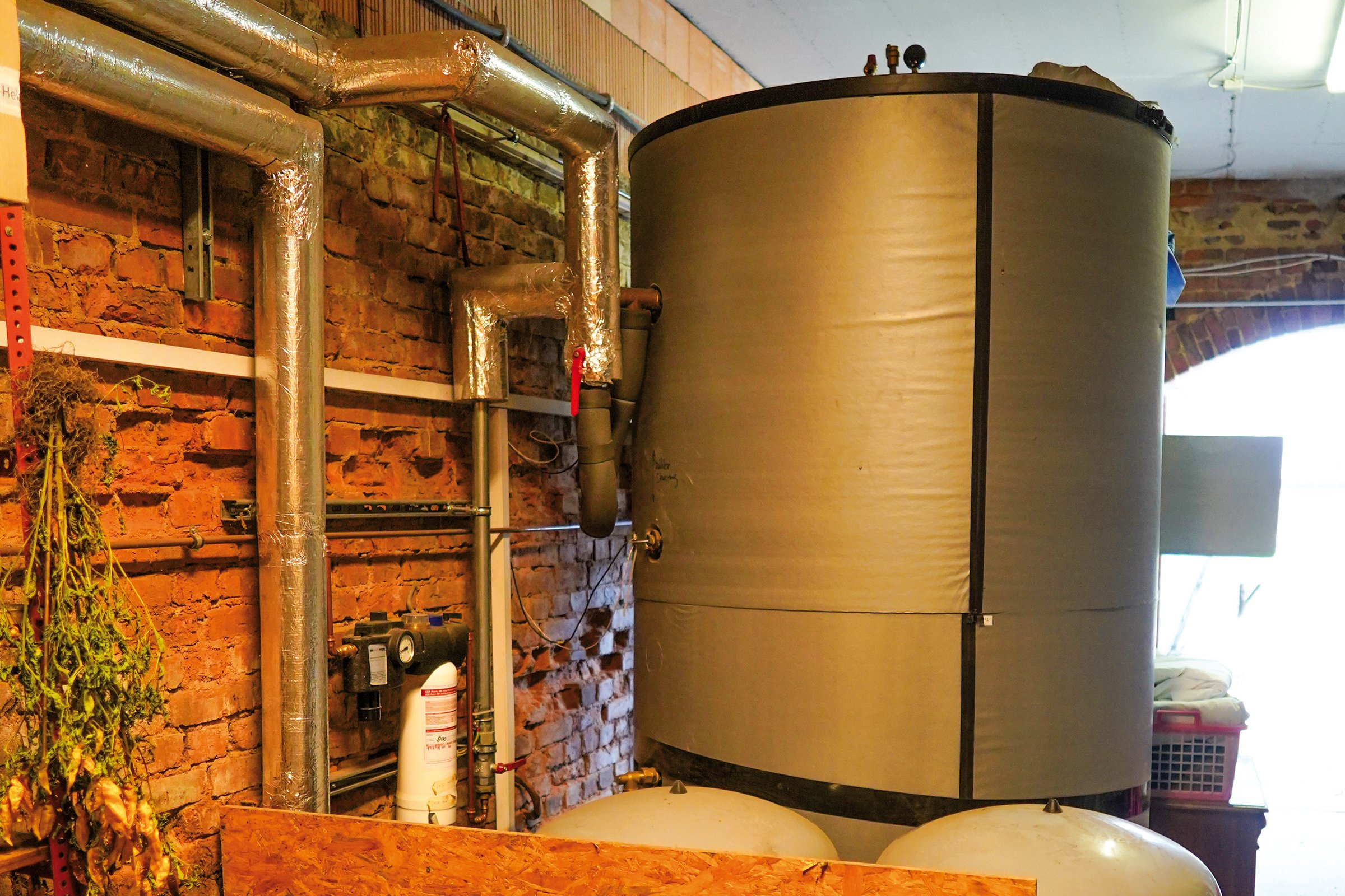 Heizungskeller des energieeffizienten Bauernhofs des Lossehof e.V.