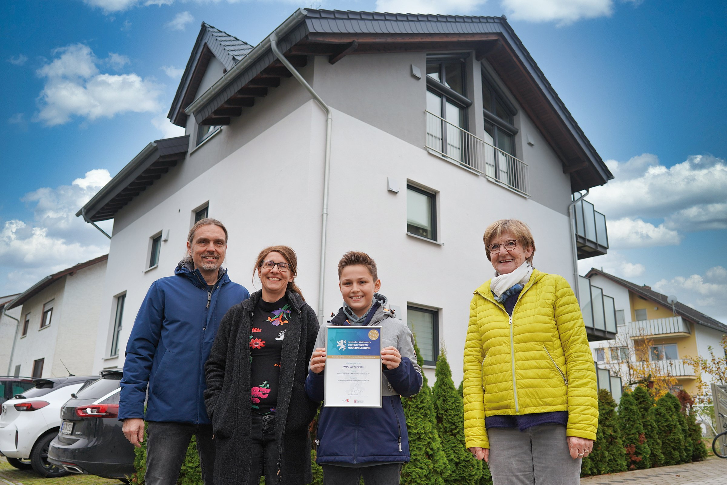 Preisverleihung für das energetisch modernisierte Mehrfamilienhaus der Familien Wenz und Voss.