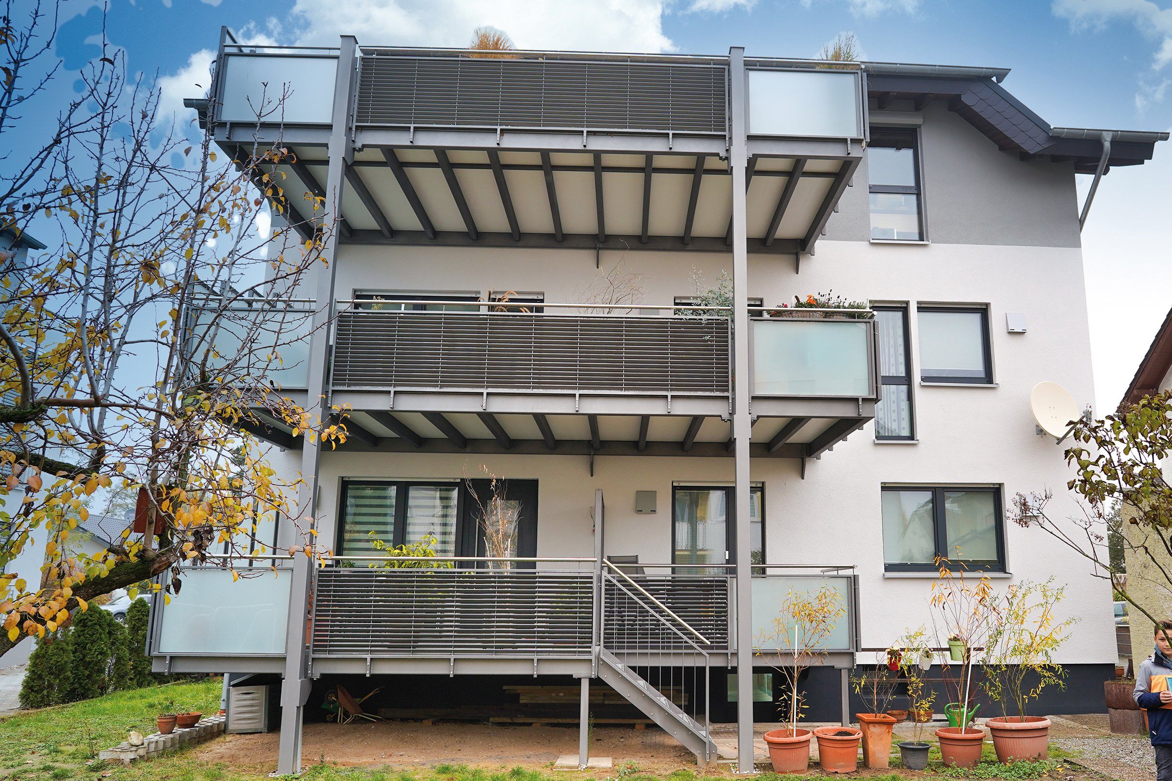 Rückansicht des energetisch modernisierten Mehrfamilienhauses der Familien Wenz und Voss.