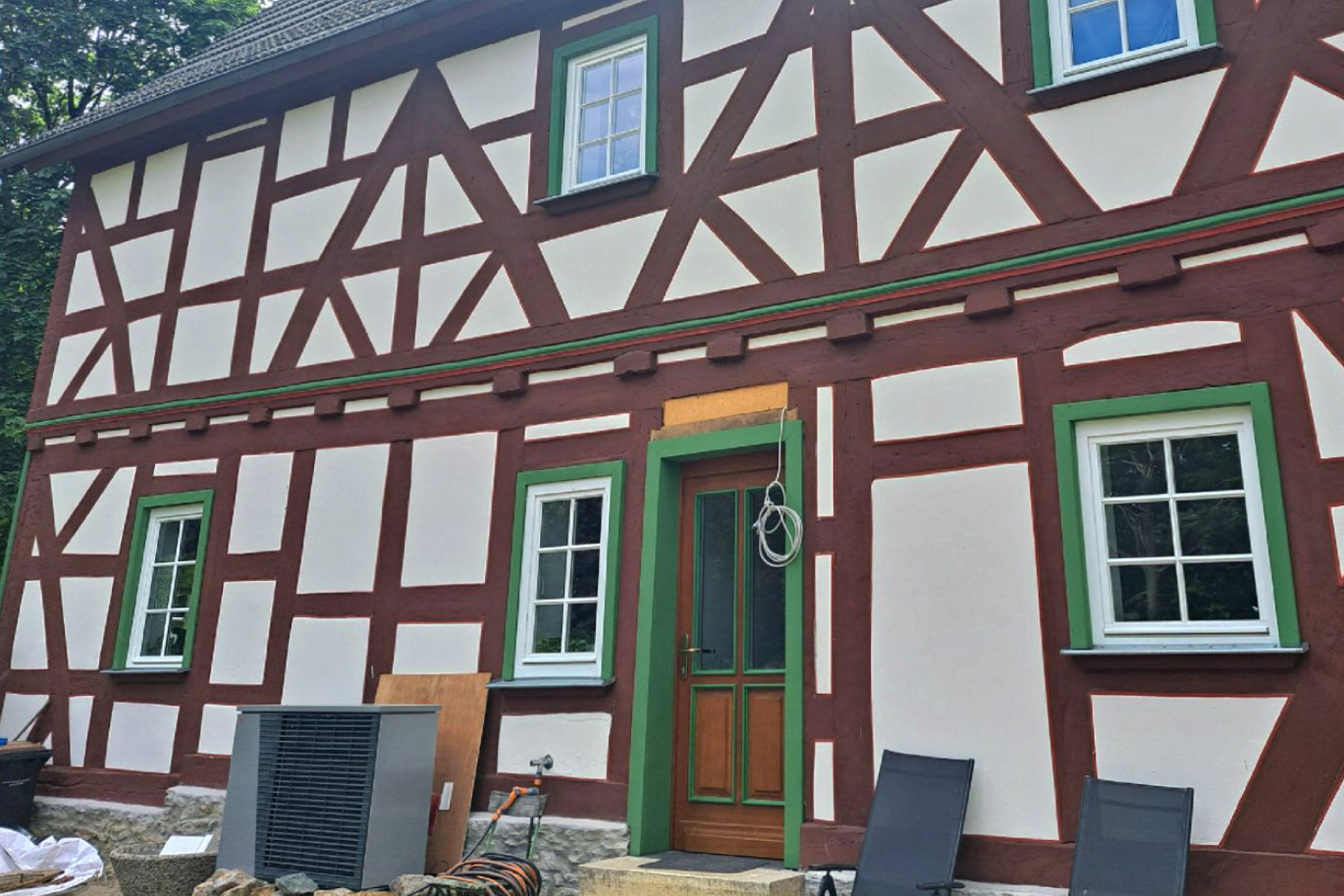 Frontalansicht des energieeffizienten Kulturdenkmals der Familie Nimetz.