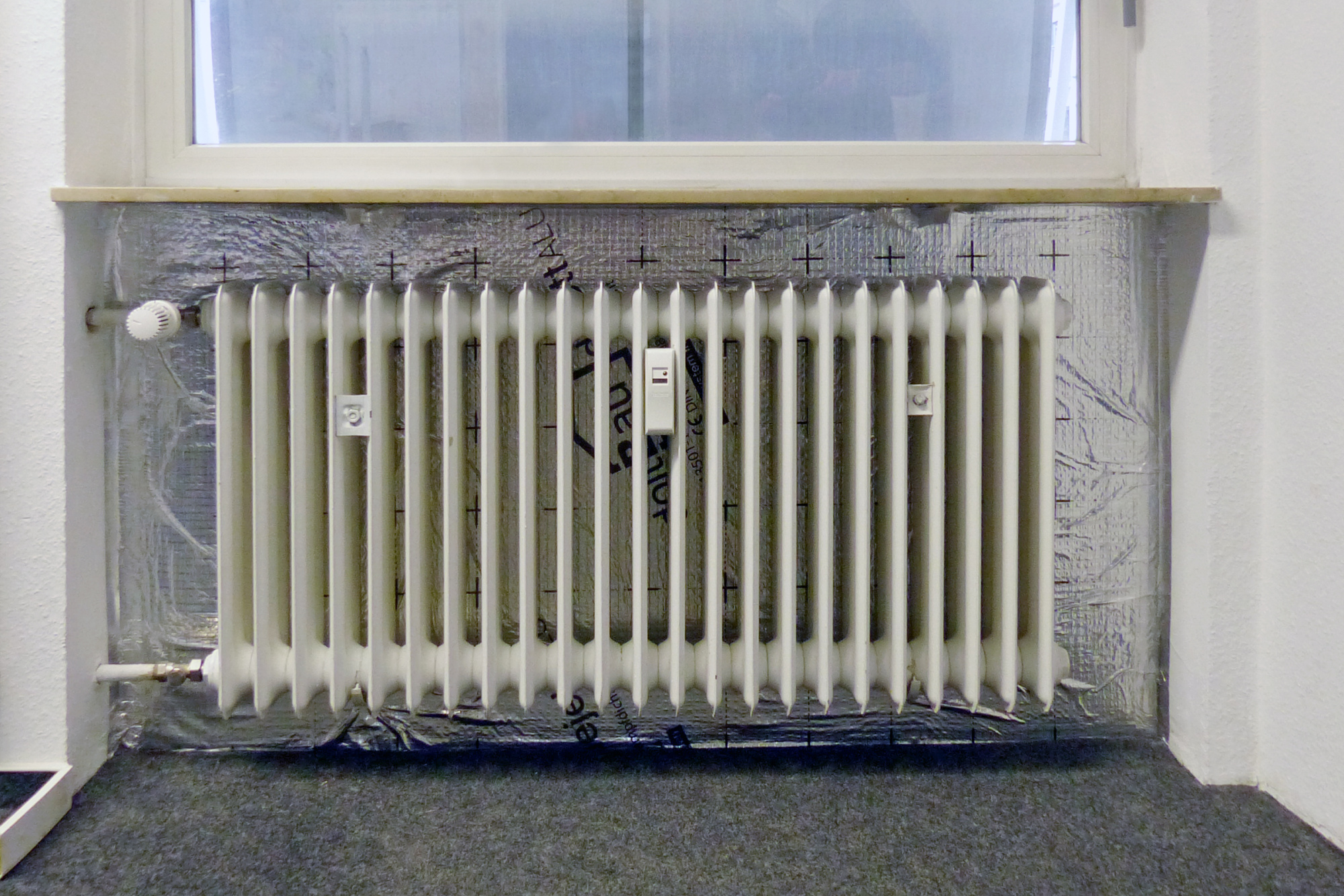 DIYEnergiespartipp Dämmplatten hinter dem Heizkörper / LEA LandesEnergieAgentur