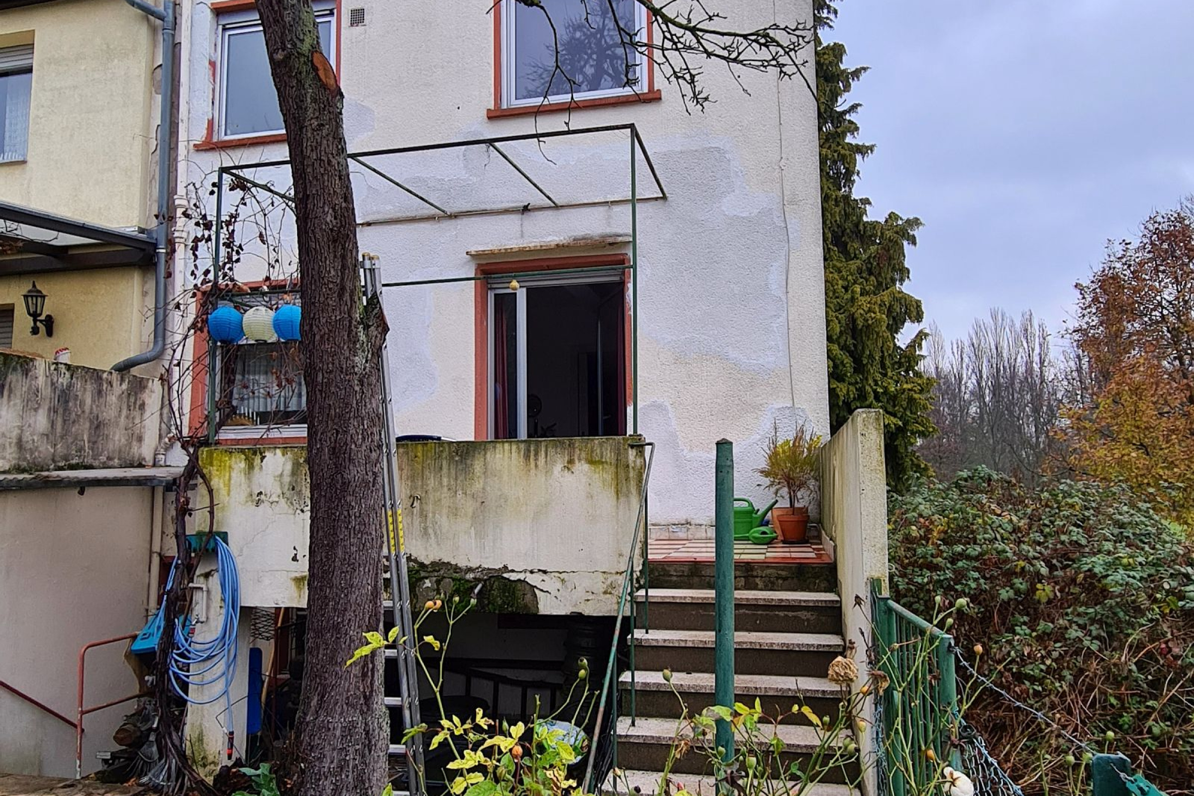 Rückansicht vor der Kernsanierung des energetisch modernisierten Einfamilienhauses der Familie Folkens.