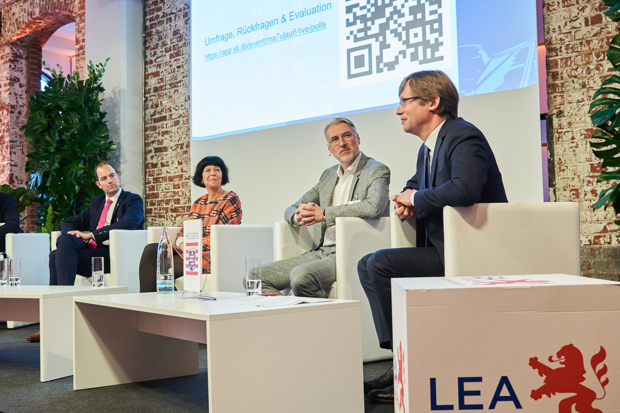20. Brennstoffzellenforum Hessen 2021 Wildhirt Das Foto zeigt eine Podiumsdiskussion anlässlich des Brennstoffzellenforums