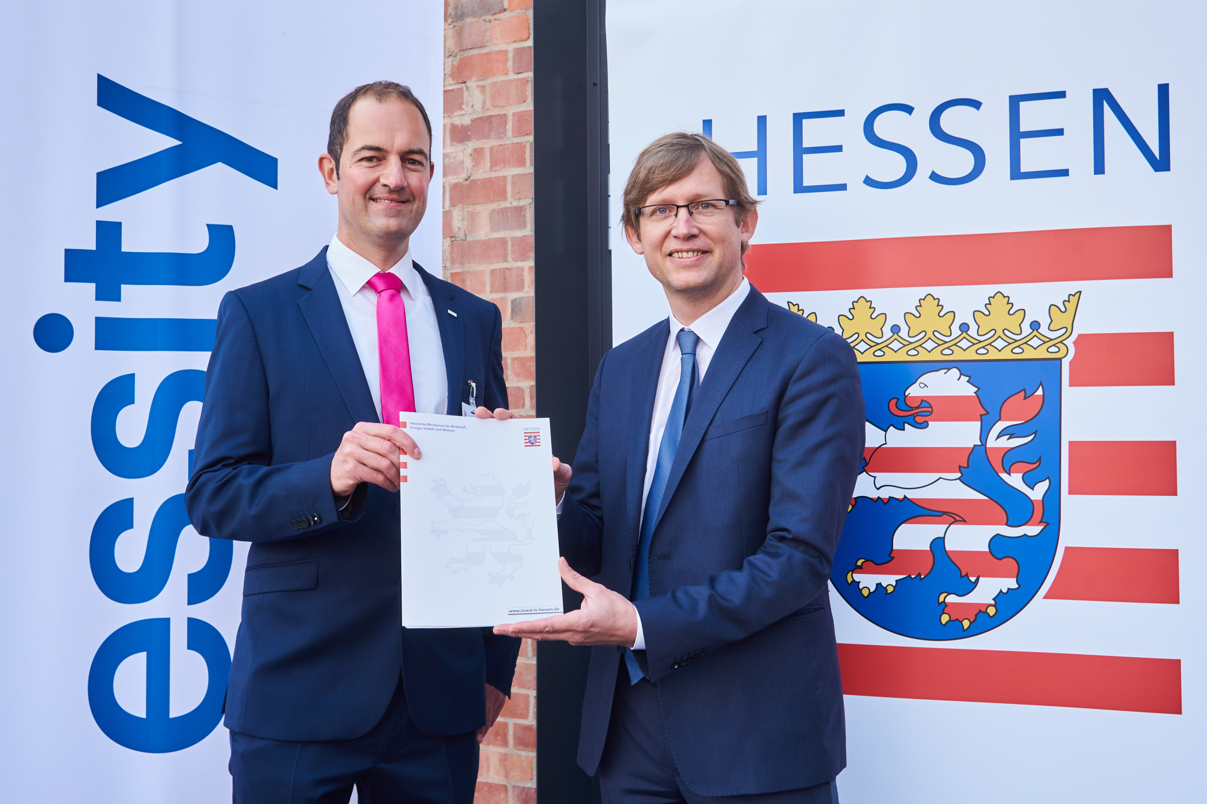20. Brennstoffzellenforum Hessen 2021 Wildhirt Das Foto hält die Übergabe eines Förderbescheids an Thorsten Becherer von Essity fest– einem Hygieneprodukthersteller aus Mainz-Kostheim