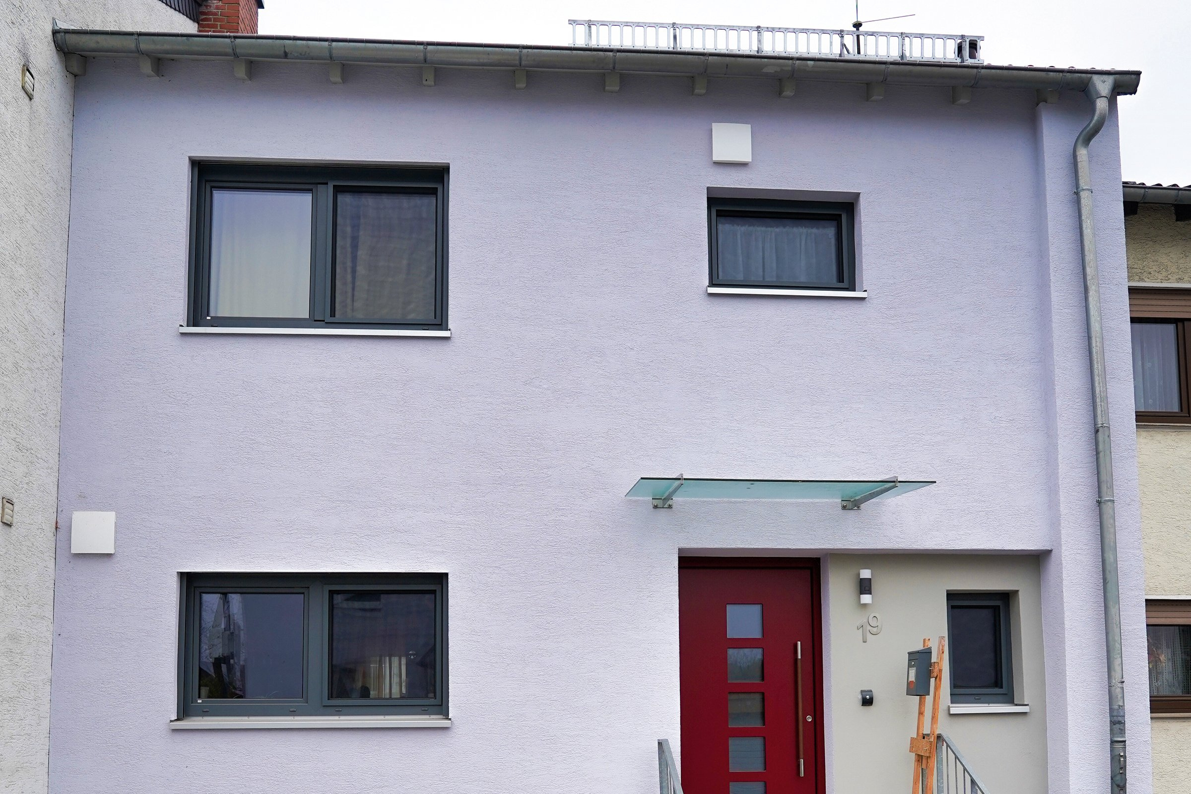 Frontansicht des energetisch modernisierten Einfamilienhauses der Familie Hoffmann & Kallert.