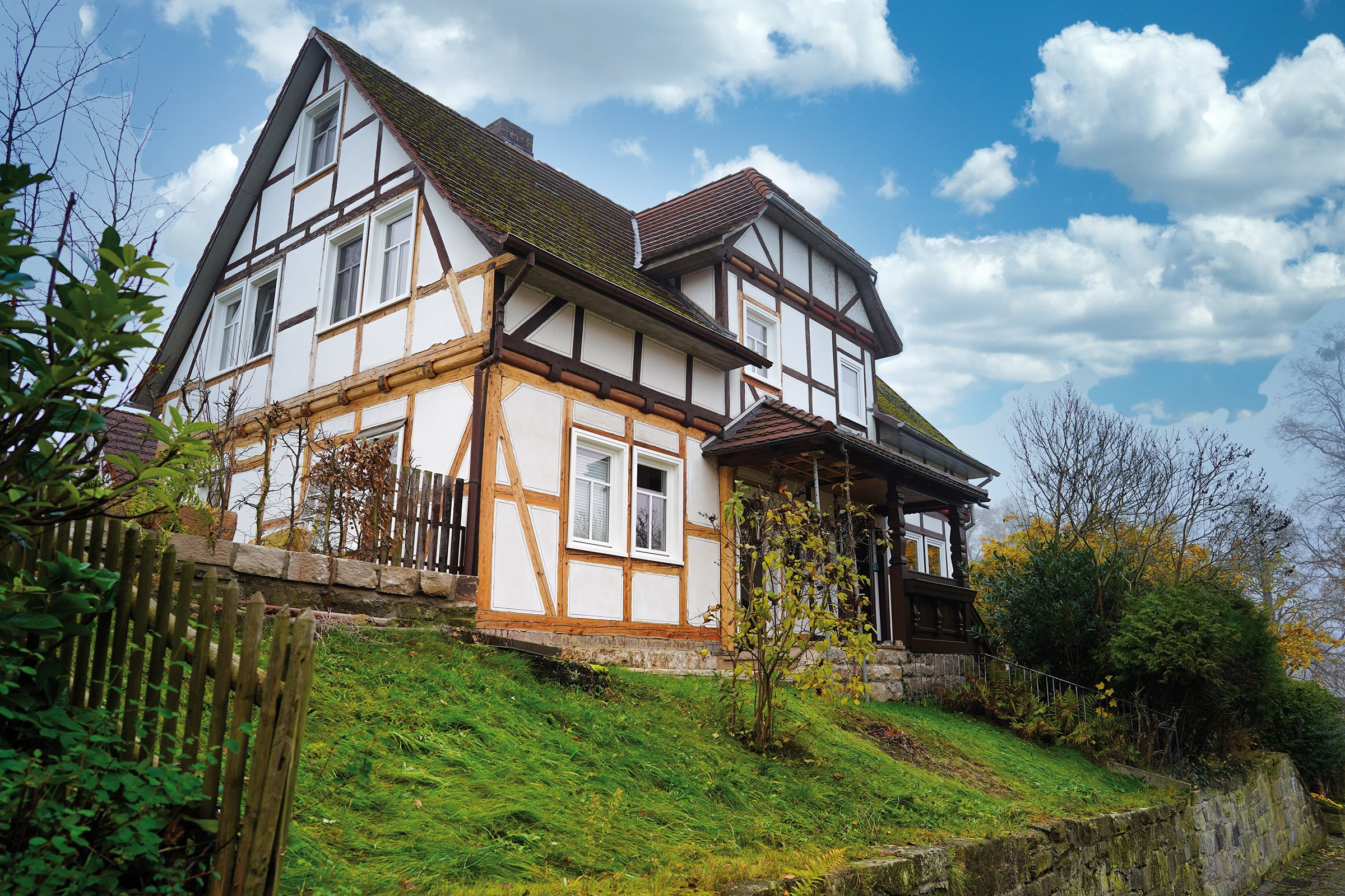 Frontalansicht der energieeffizienten Fachwerk-Doppelhaushälfte der Familie Lang.