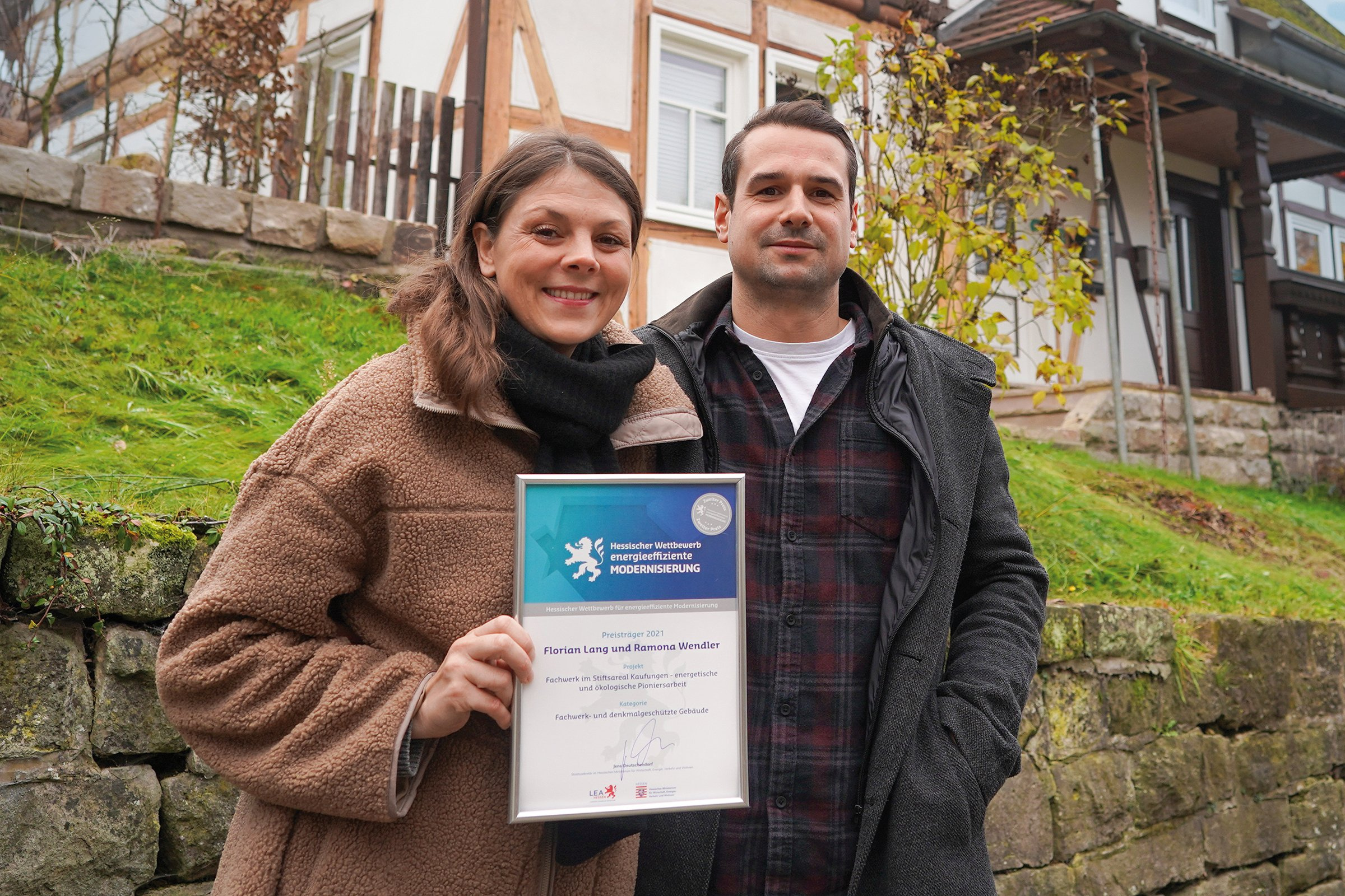 Preisverleihung für die energieeffiziente Fachwerk-Doppelhaushälfte der Familie Lang.