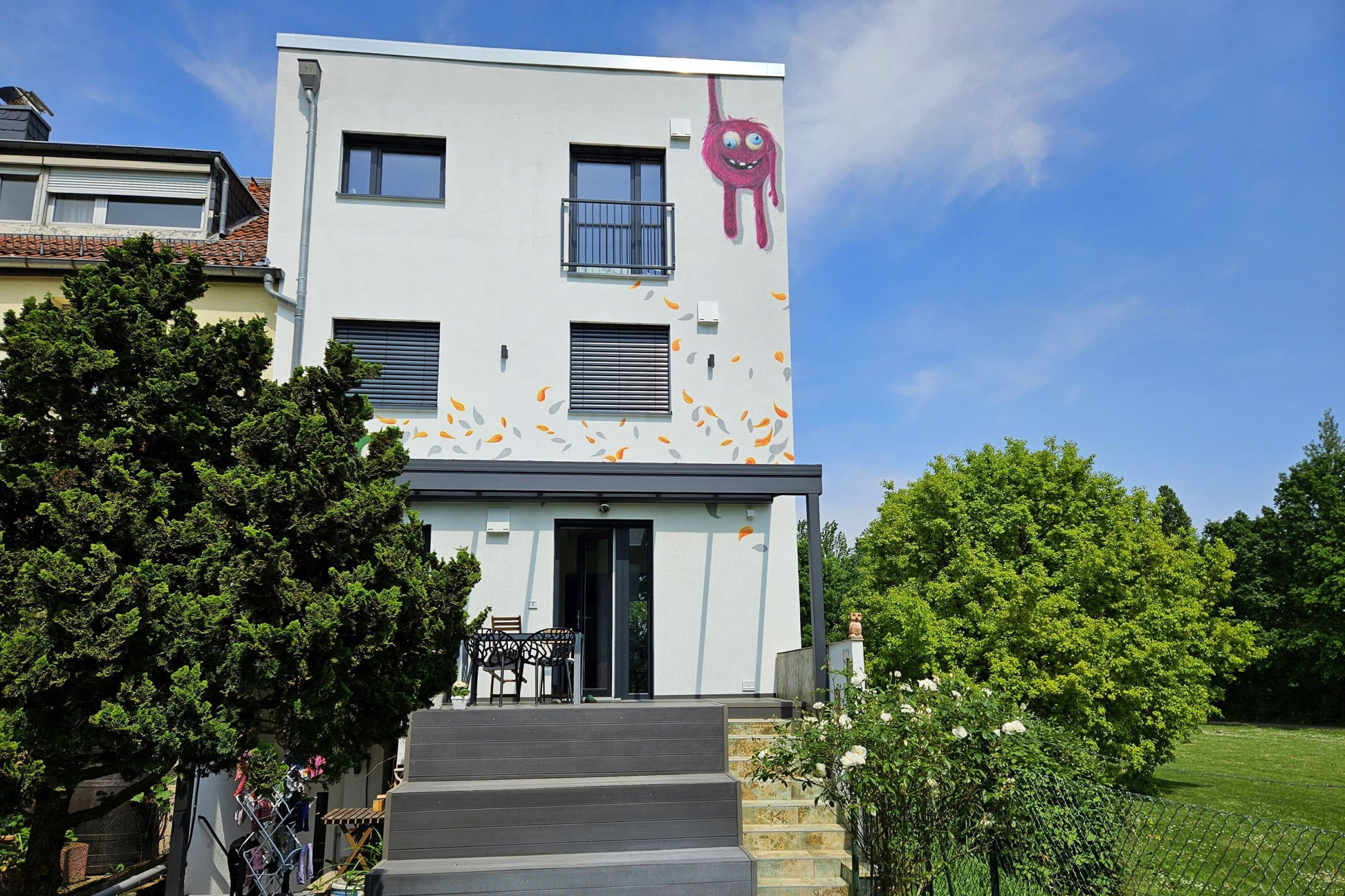 Rückansicht des energetisch modernisierten Einfamilienhauses der Familie Folkens.