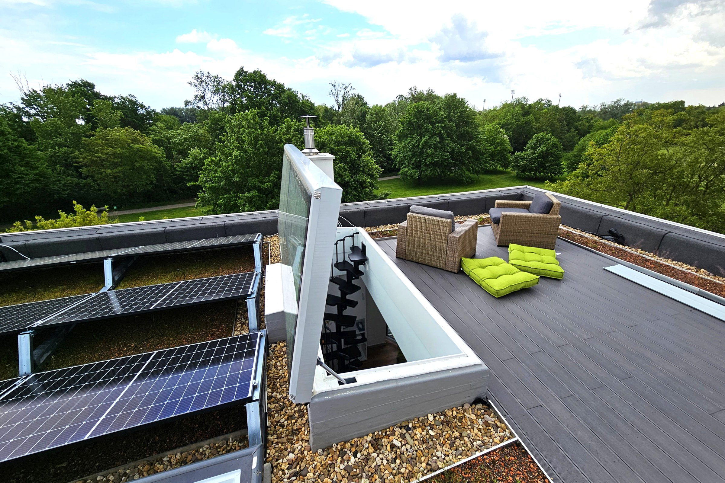 Dachterrasse des energetisch modernisierten Einfamilienhauses der Familie Folkens.