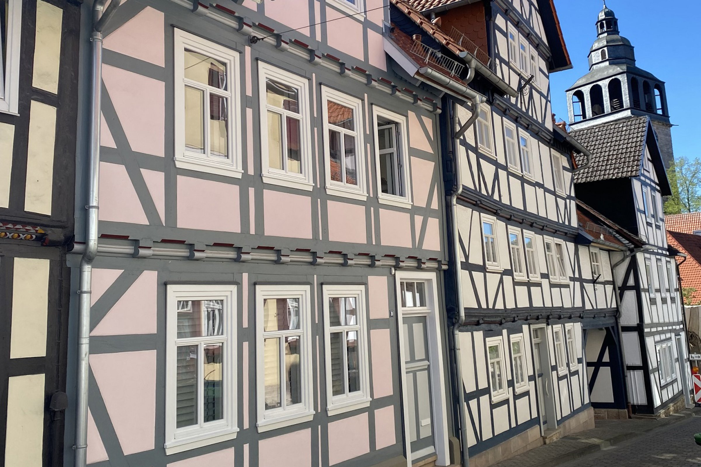 Frontalansicht des energieeffizienten Fachwerkhauses der Familie Tux.