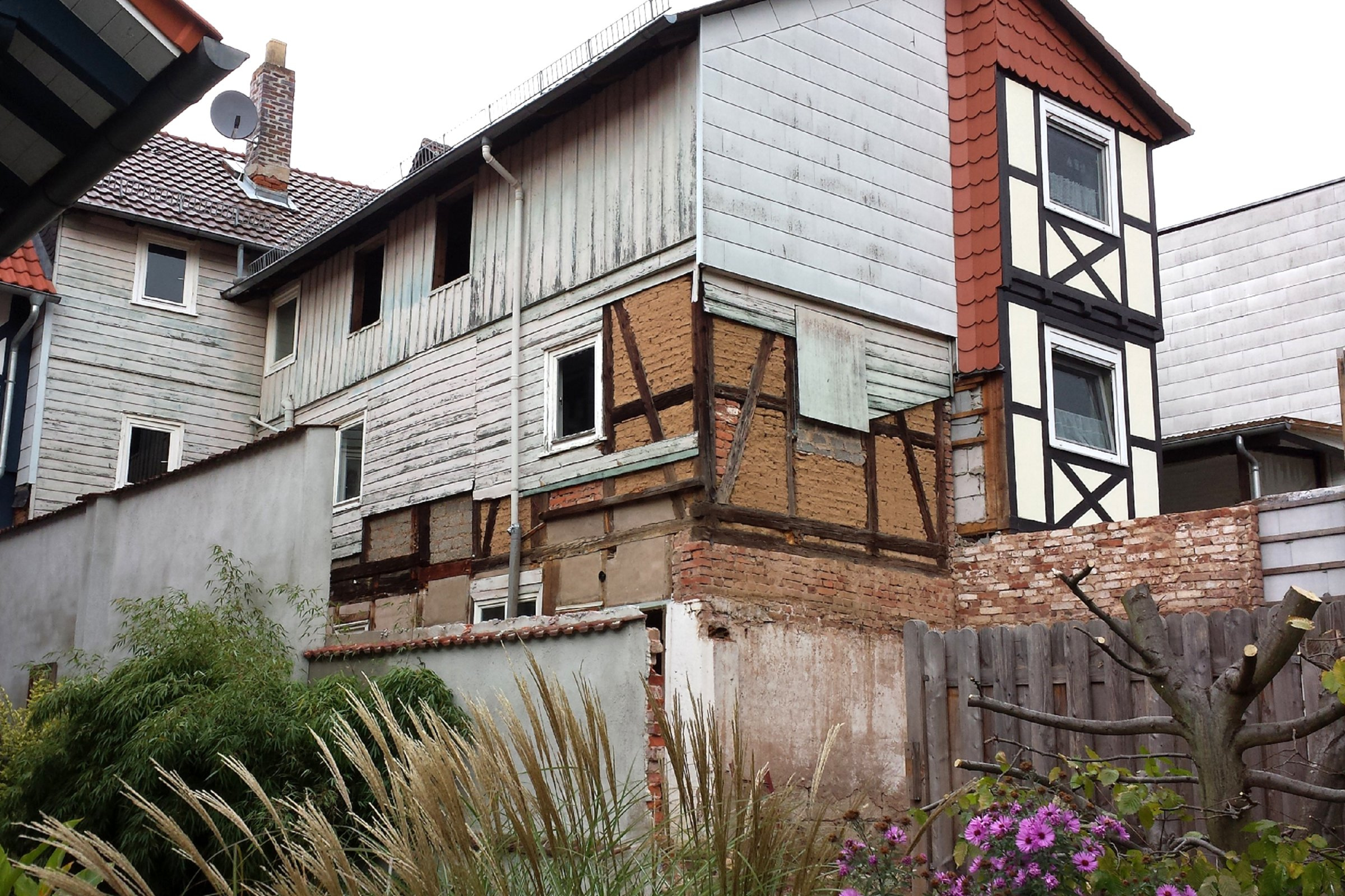 Rückansicht vor dem Umbau des energieeffizienten Fachwerkhauses der Familie Tux.