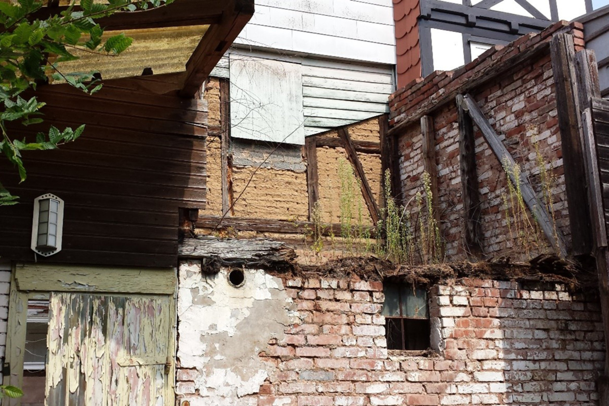 Rückansicht des energieeffizienten Fachwerkhauses vor dem Umbau der Familie Tux.