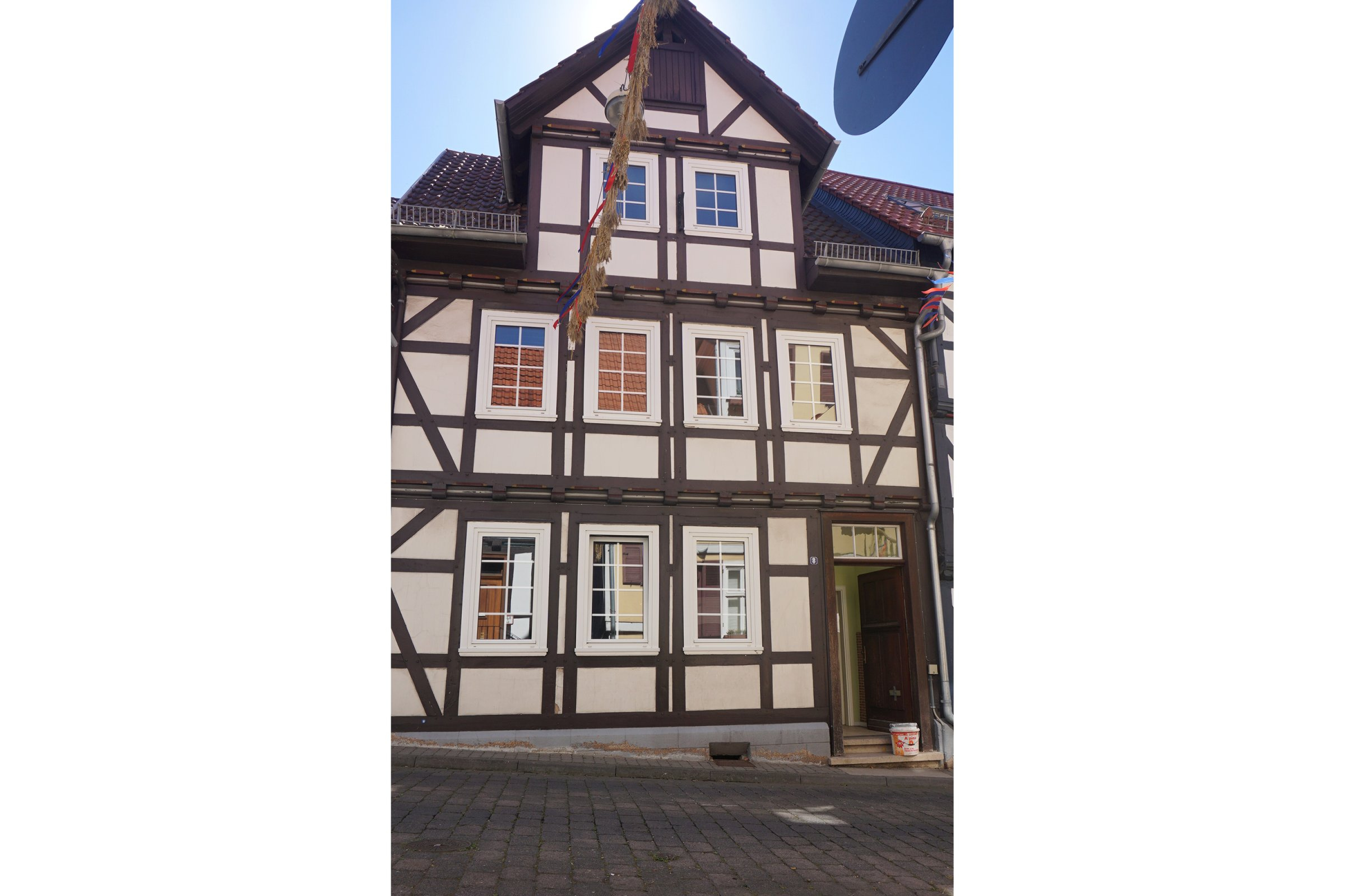 Frontalansicht des energieeffizienten Fachwerkhauses der Familie Tux.