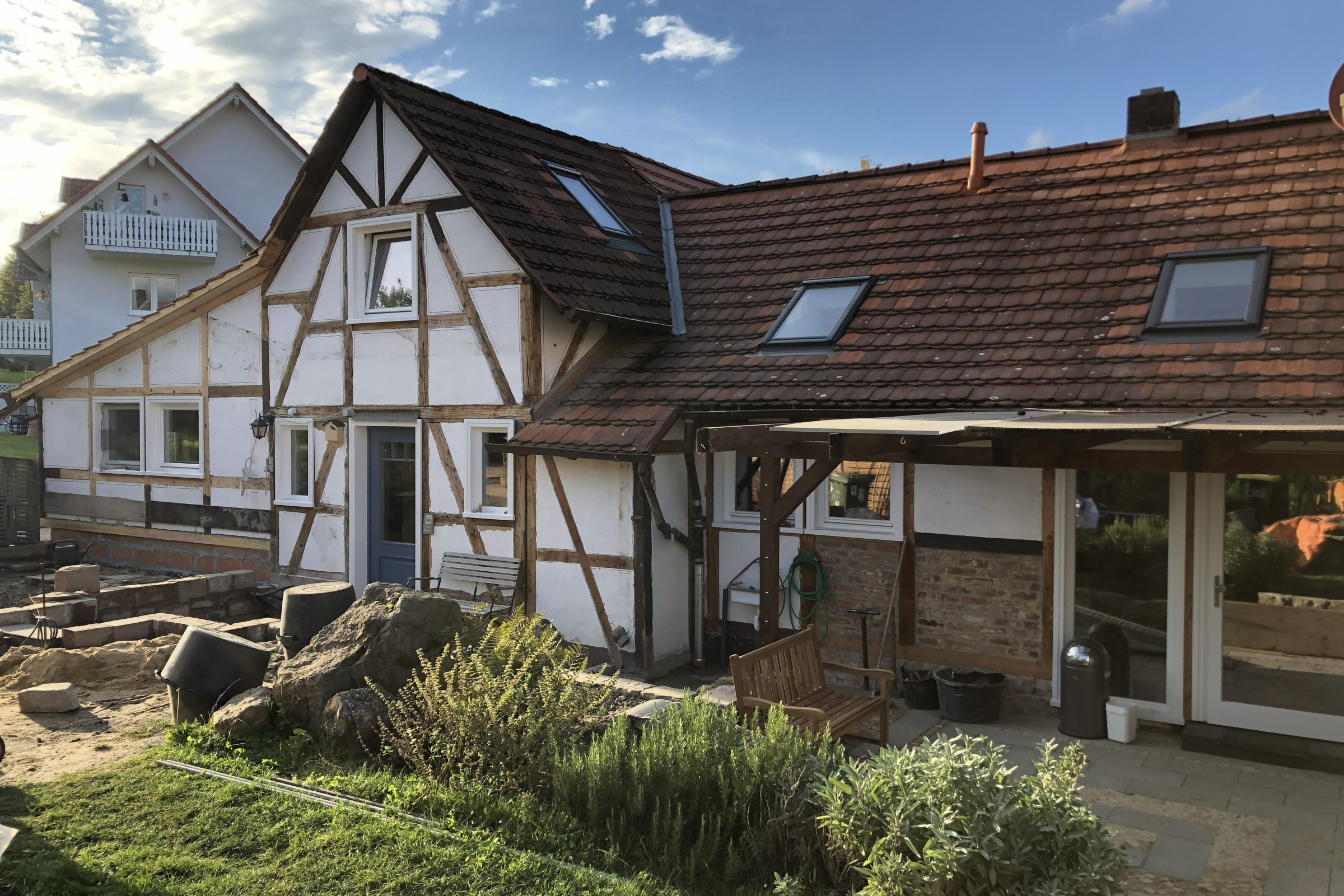 Rückansicht der energieeffizienten Fachwerk-Doppelhaushälfte der Familie Lang.