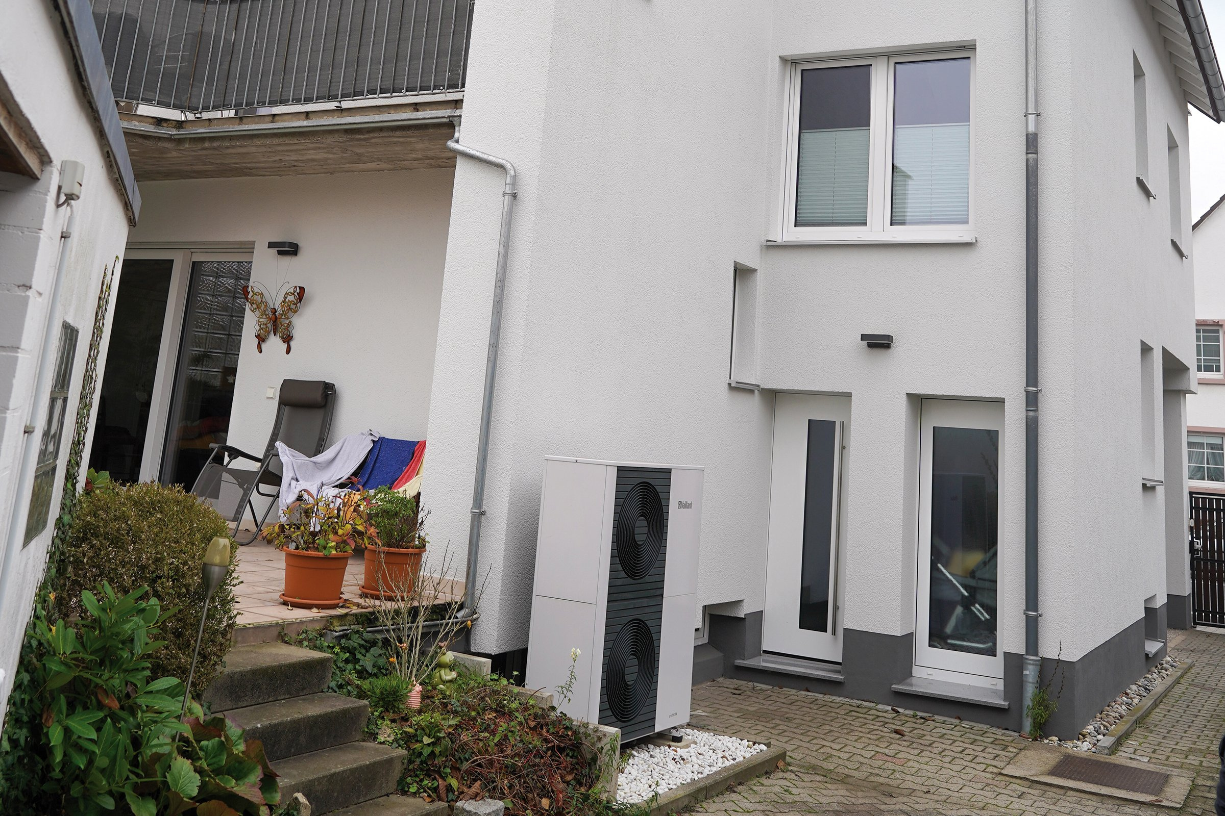 Rückansicht des energetisch modernisierten Einfamilienhauses der Familie Röder.