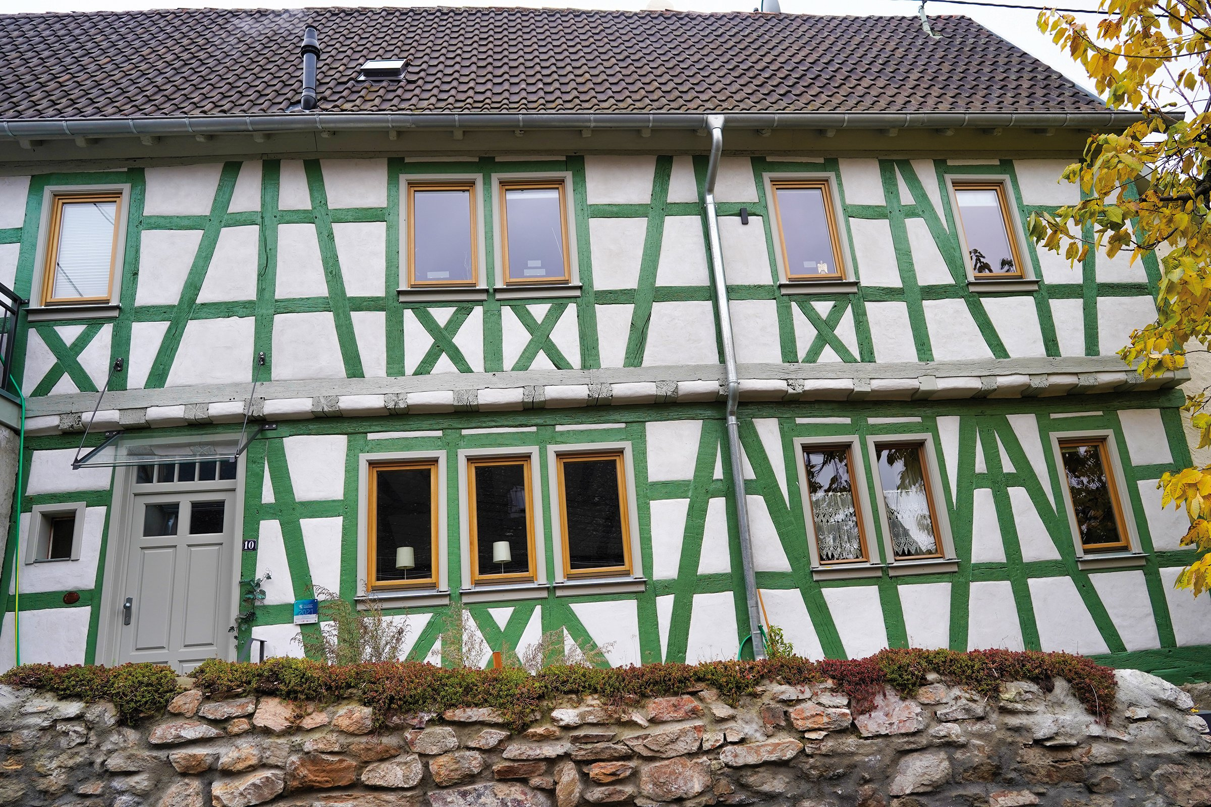 Frontalansicht des modernisierten Fachwerkhauses der Familie Werner.