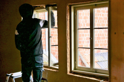 Die neuen Fenster werden eingebaut.