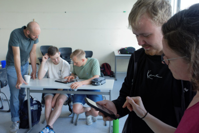 Klassenzimmer in Berufsschule mit zwei Lehrkräften und drei Schülern