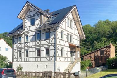 Frontalansicht des denkmalgesch&uuml;tzten KfW-Effizienzhaus der Familie Raupach.