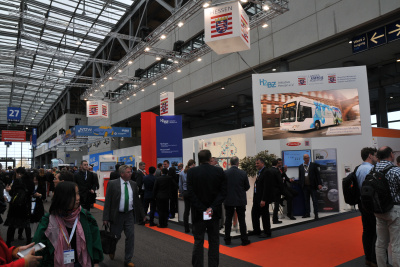 Menschen in einer Messehalle, Blick auf den Stand der LEA Hessen.